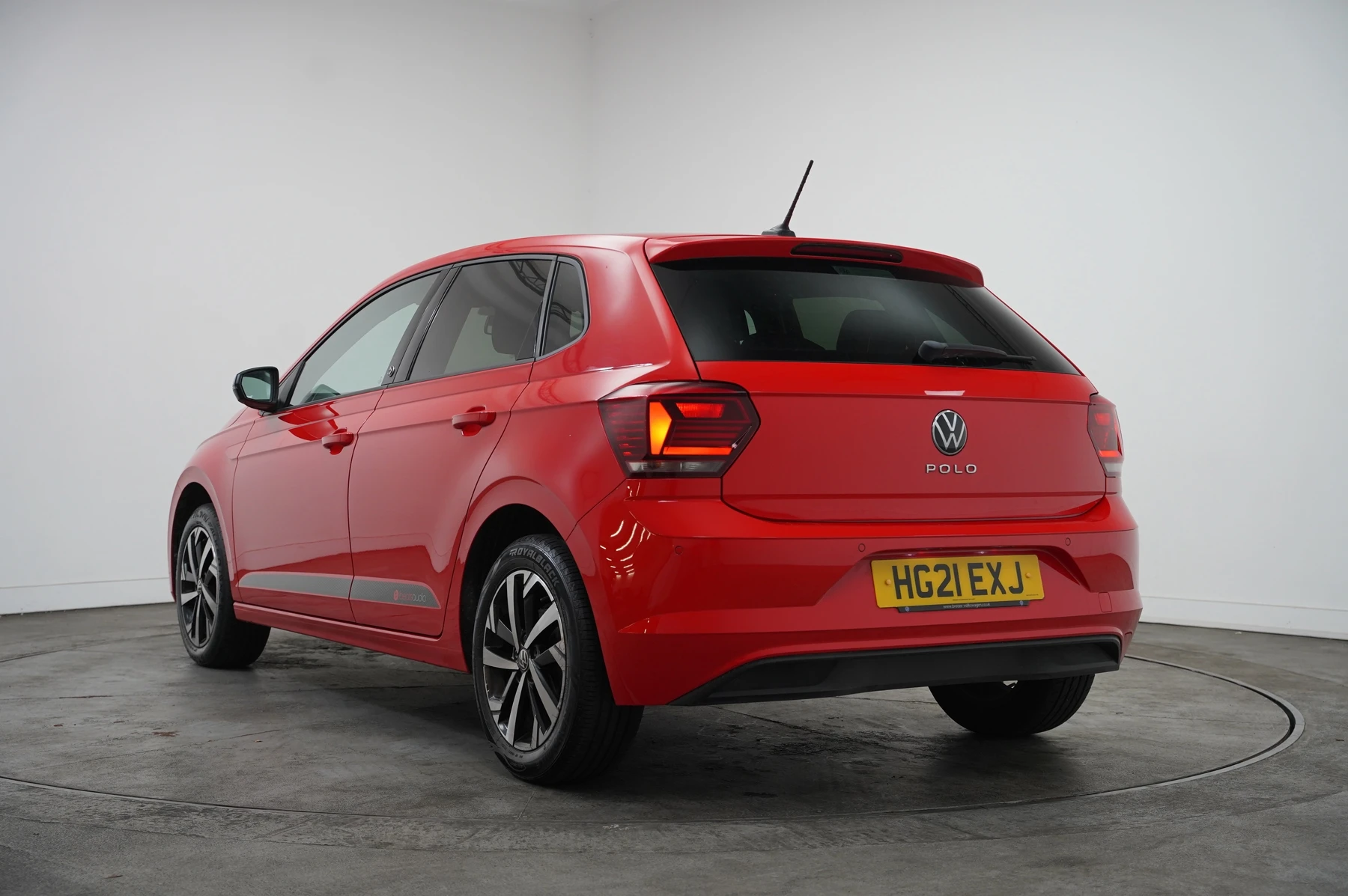 Volkswagen-Polo-image-2