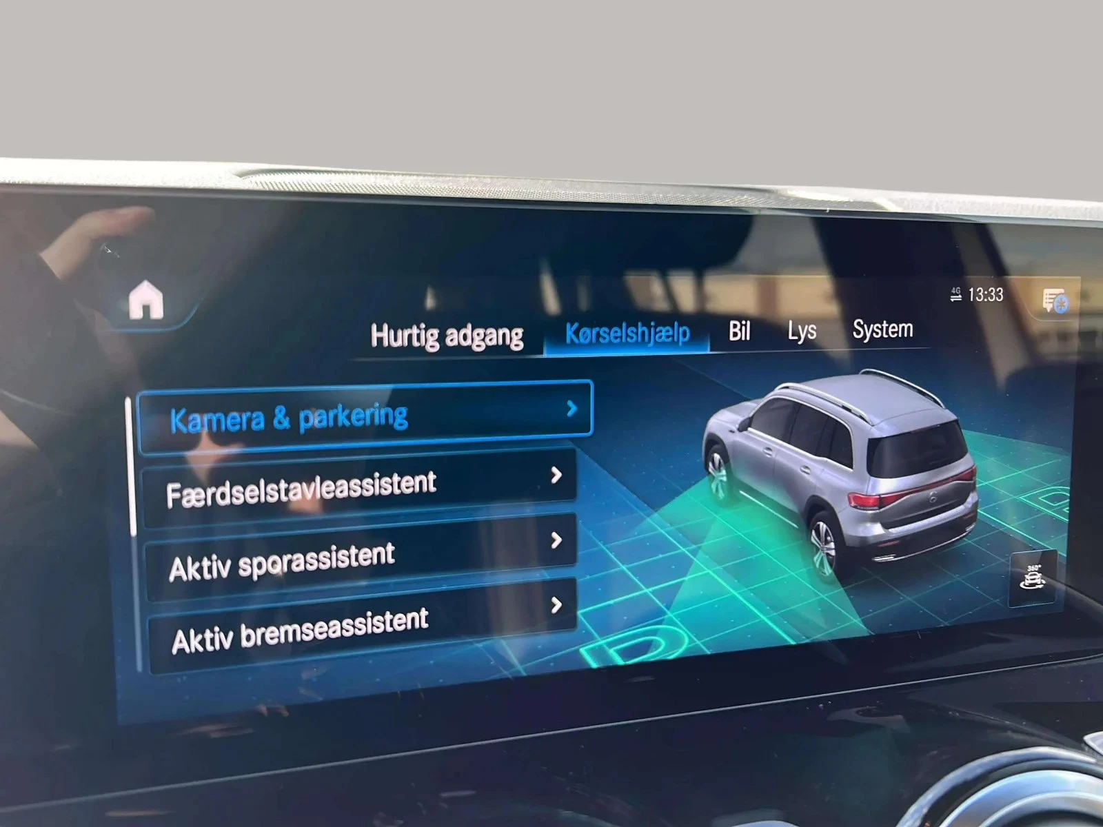 Mercedes-Benz-EQB-image-17