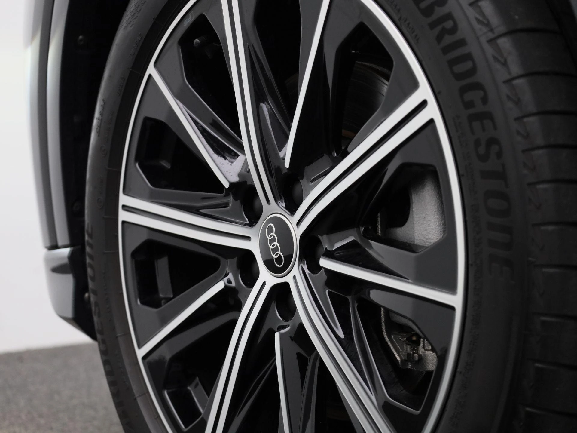 Audi-Q4 e-tron-image-13