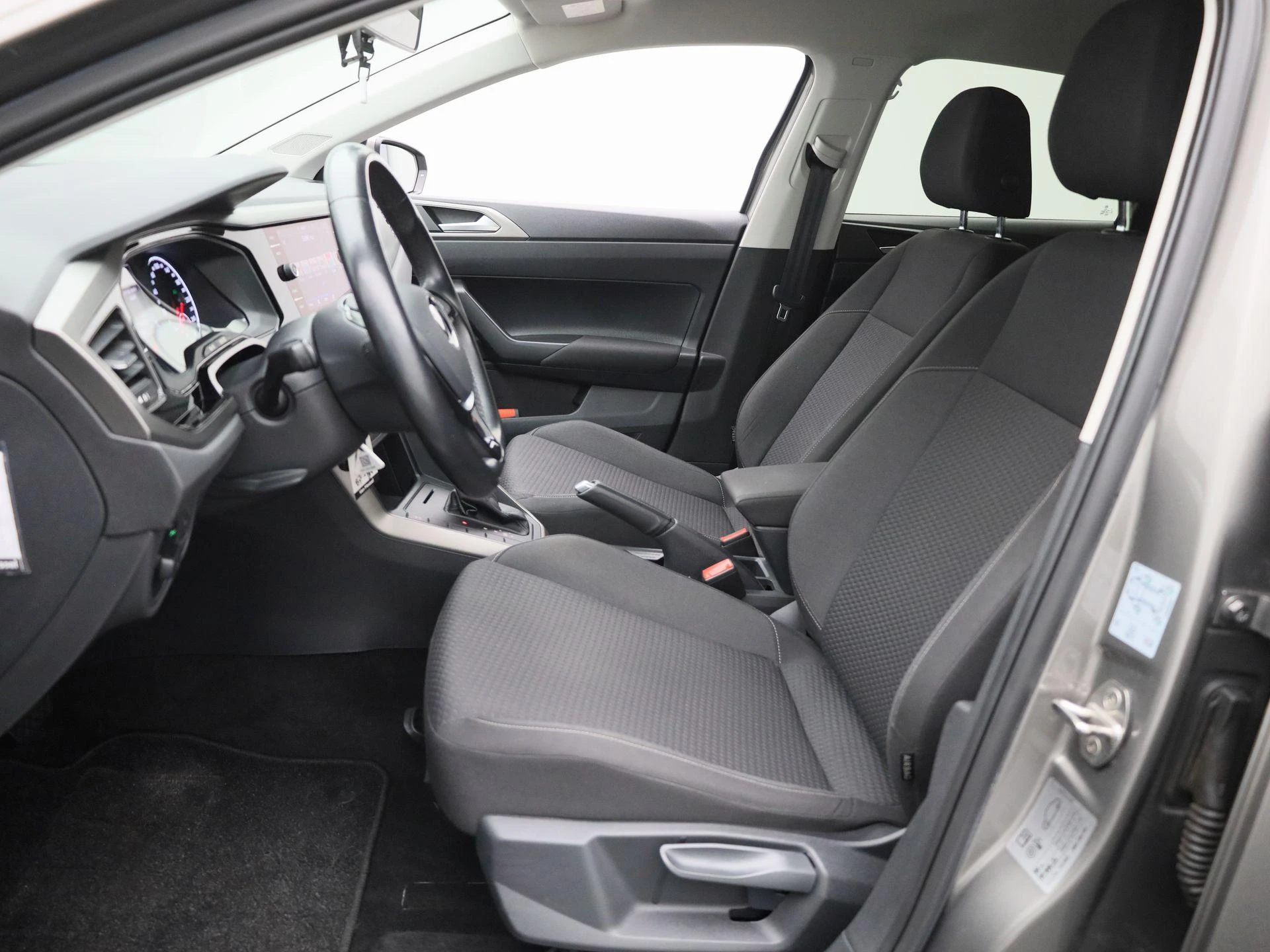 Volkswagen-Polo-image-9