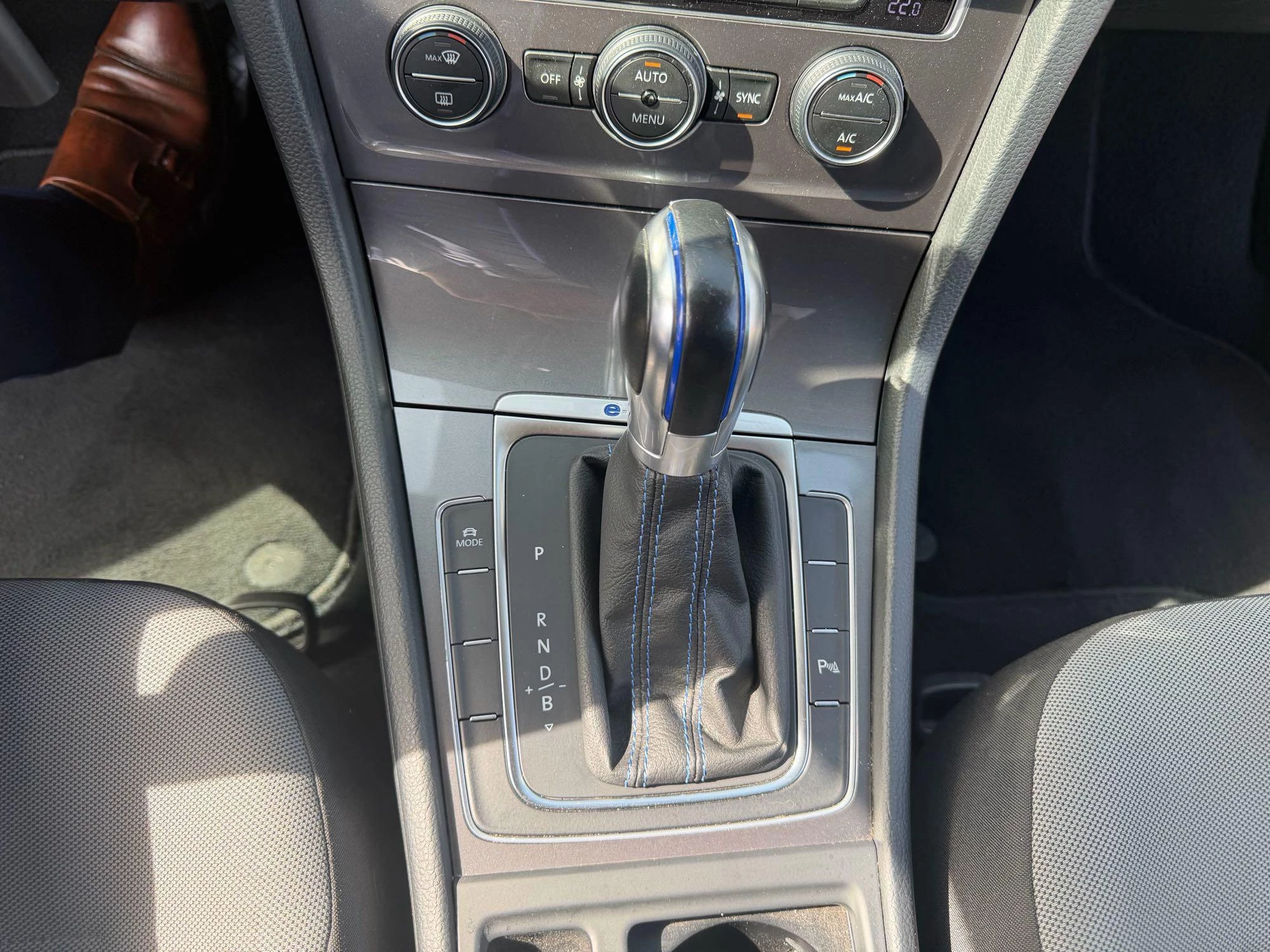 Volkswagen-e-Golf-image-11