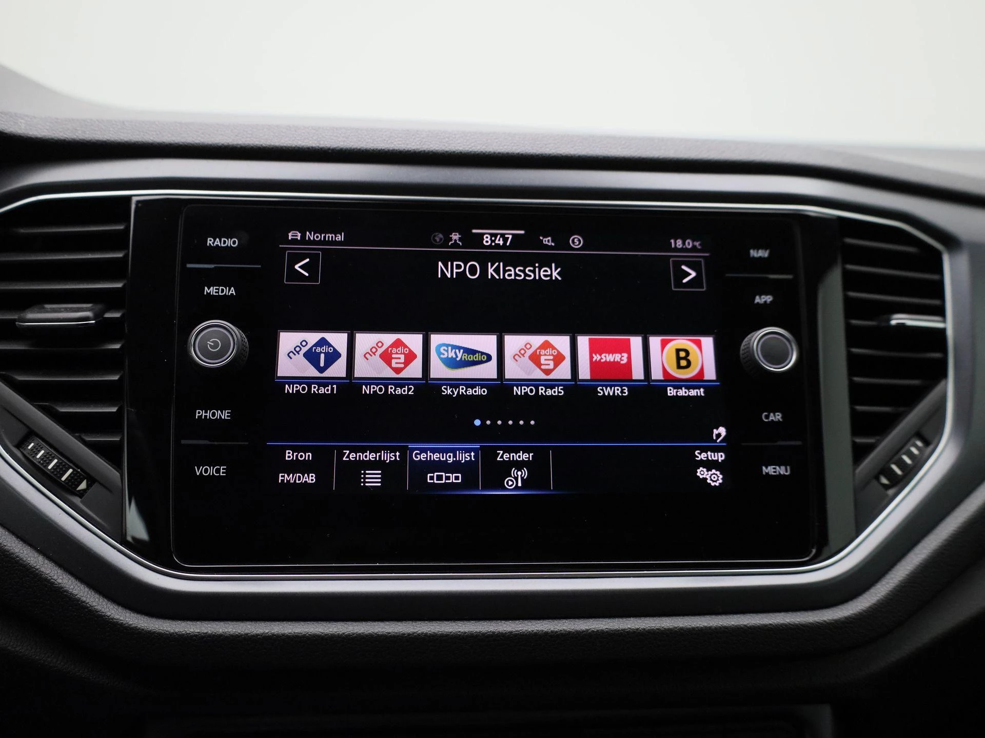 Volkswagen-T-Roc-image-13