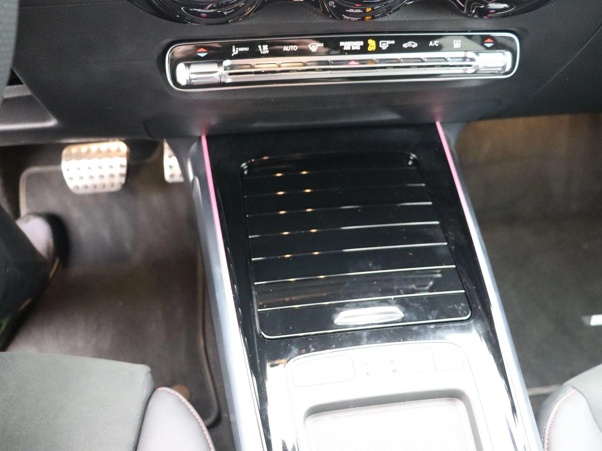 Mercedes-Benz EQB 250+ AMG Line + 7 ZITPLAATSEN + CARPLAY + NIGHTPAKKET +