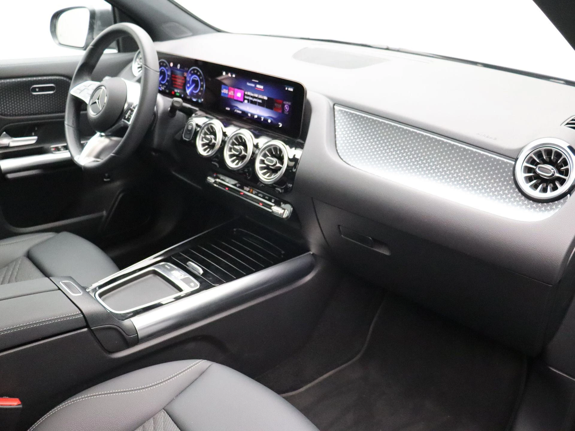 Mercedes-Benz-EQA-image-22