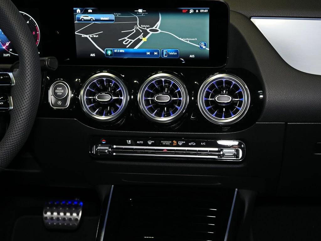 Mercedes-Benz-GLA 200 d-image-9