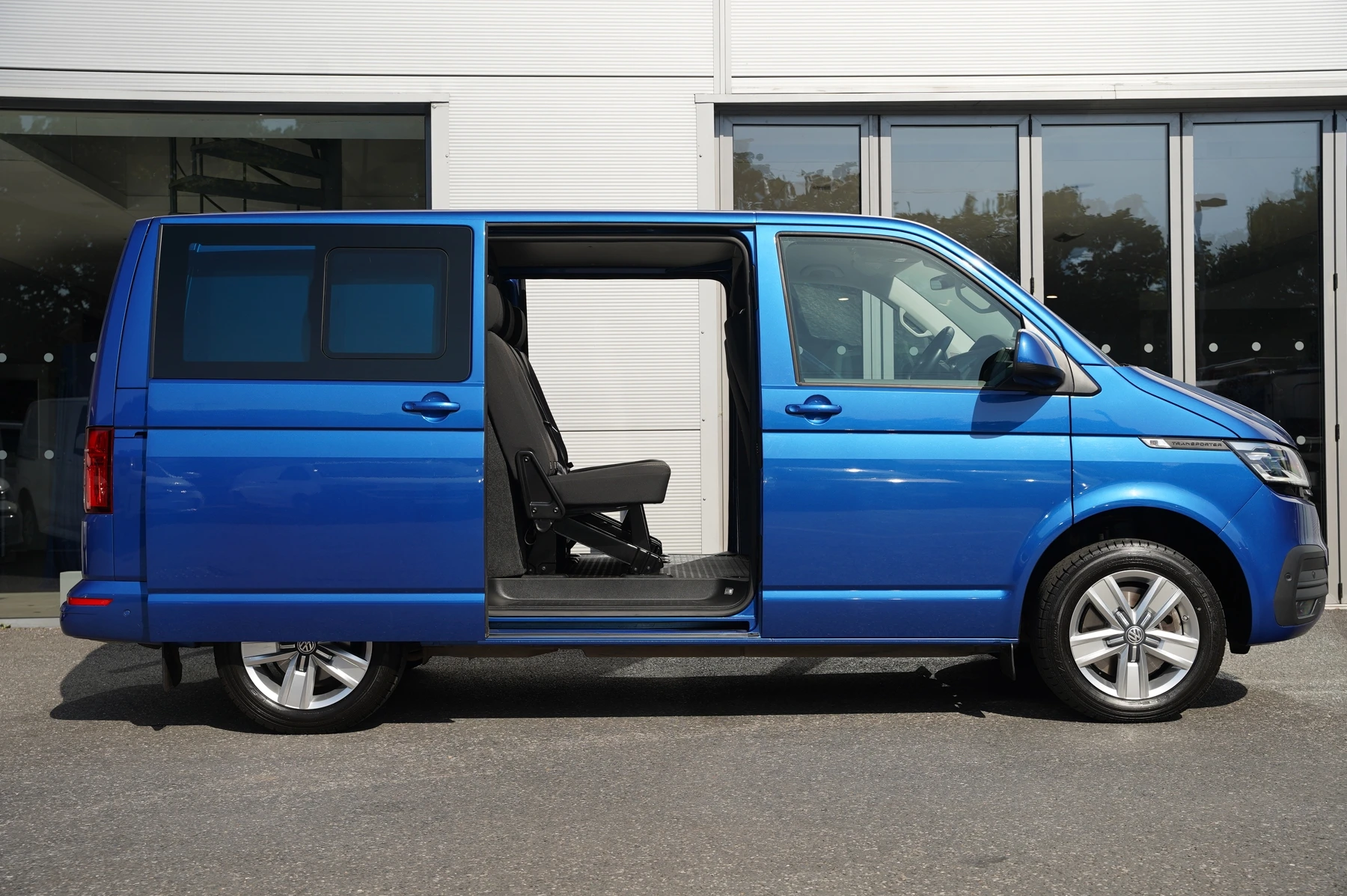 Volkswagen-Transporter-image-38