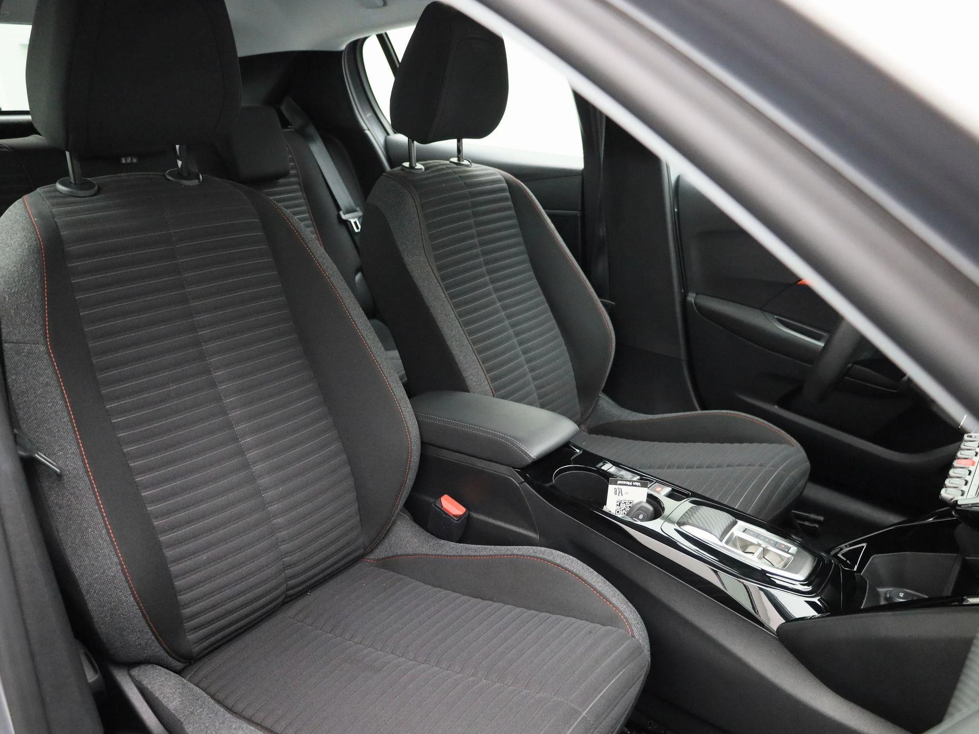Peugeot-e-208-image-34