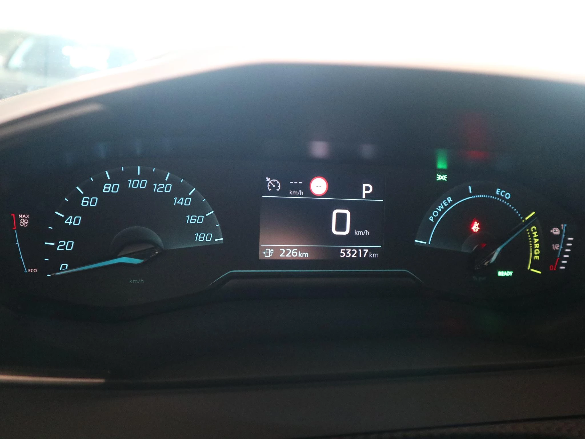 Peugeot-e-2008-image-10