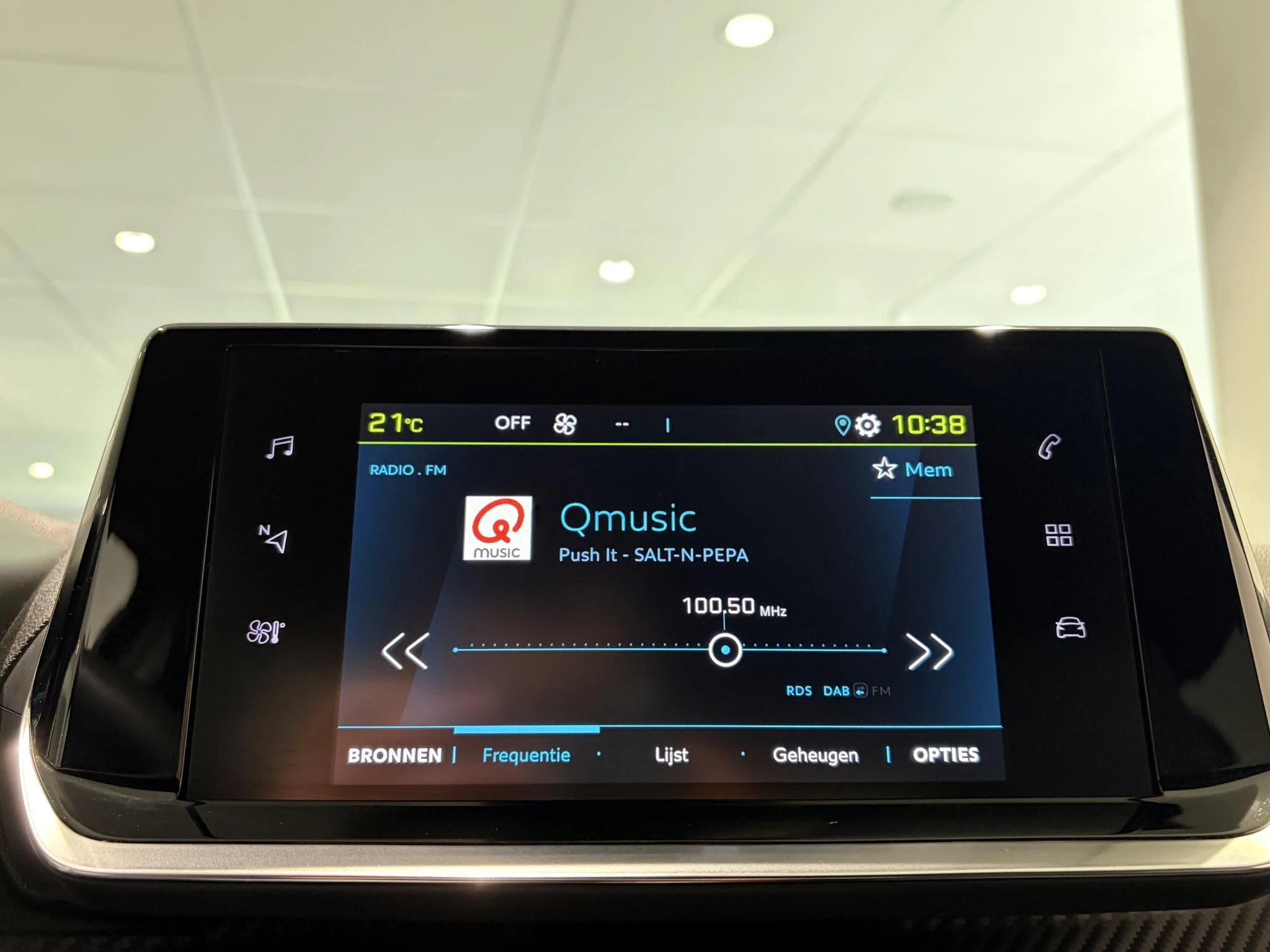 Peugeot-e-2008-image-14