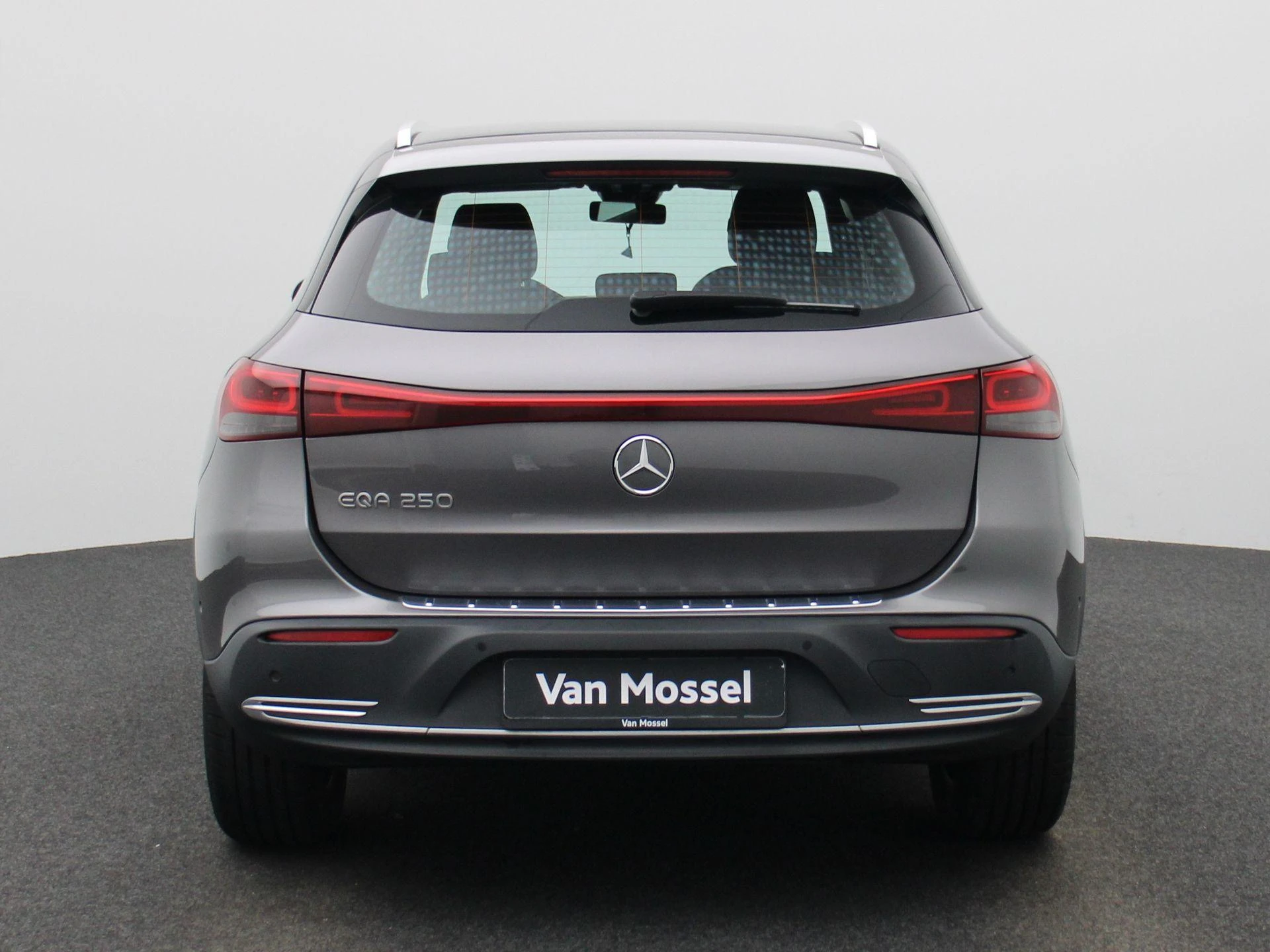 Mercedes-Benz-EQA-image-4