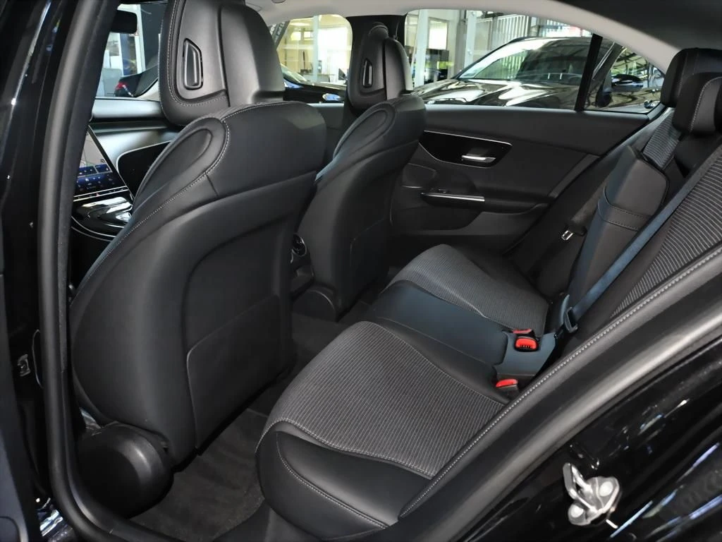 Mercedes-Benz-C-Klasse 180-image-13