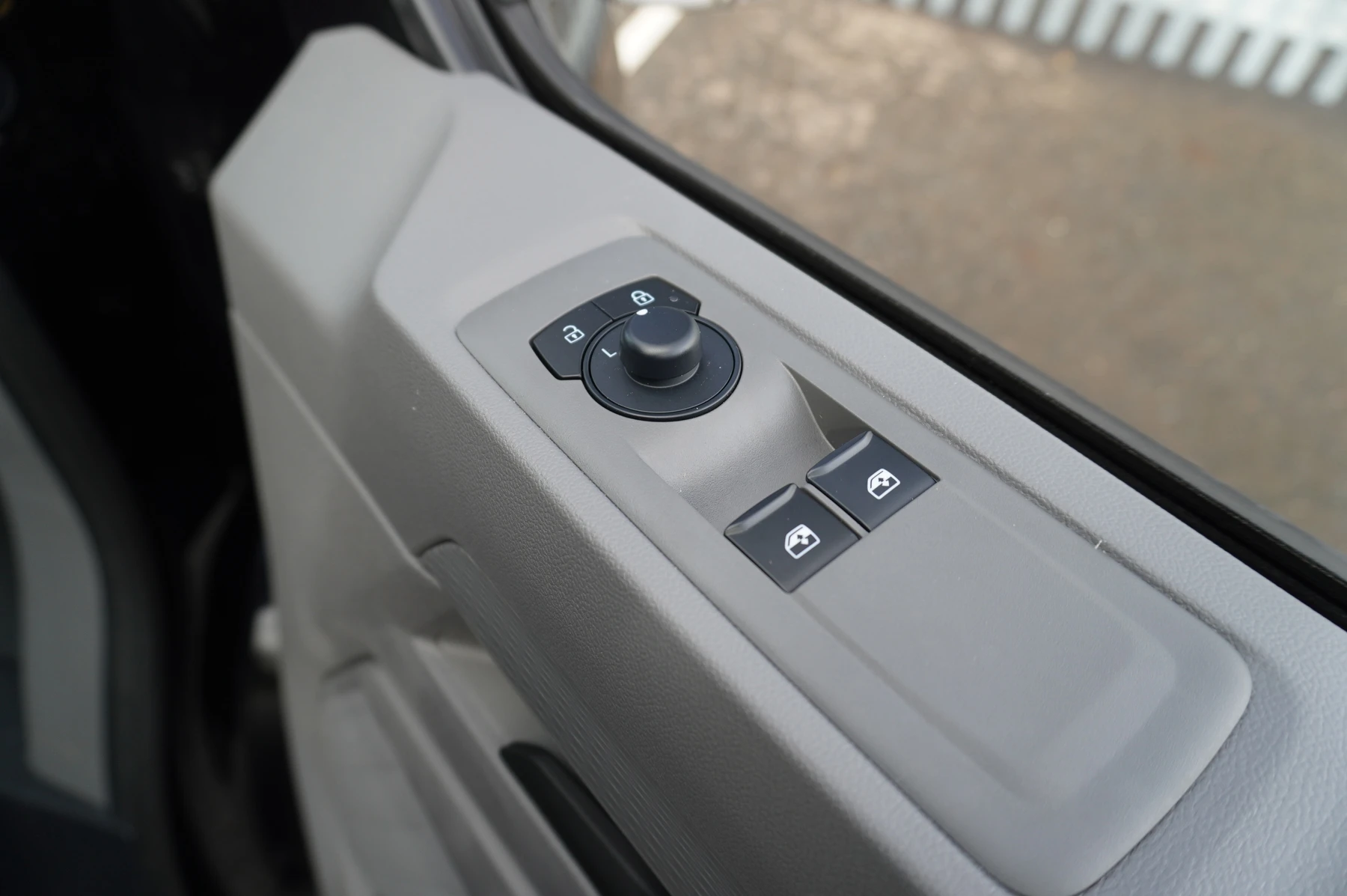 Volkswagen-Transporter-image-30