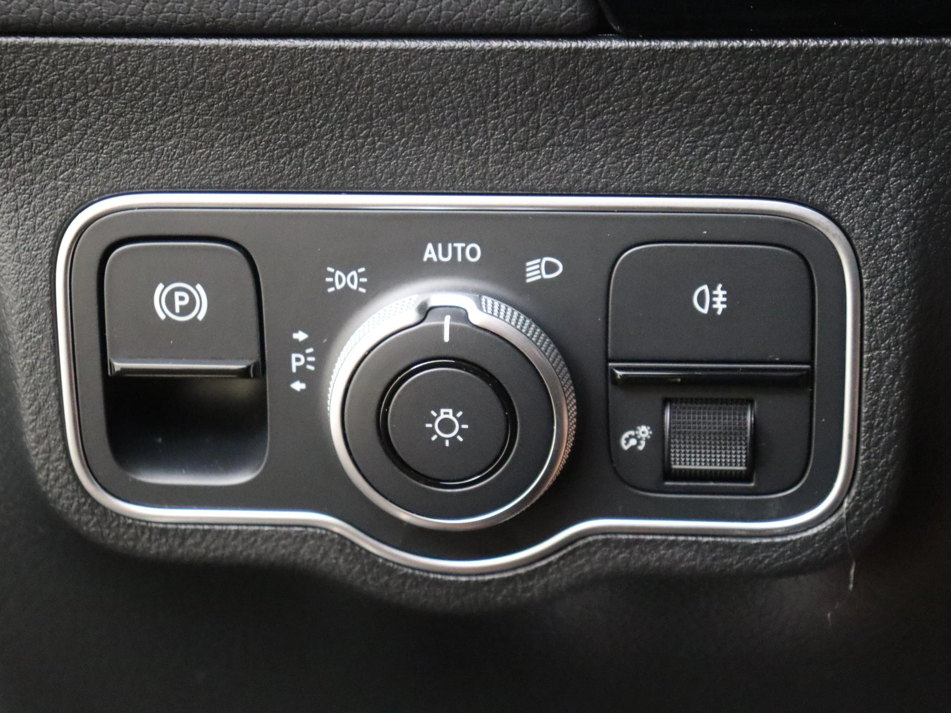 Mercedes-Benz-GLA-image-24