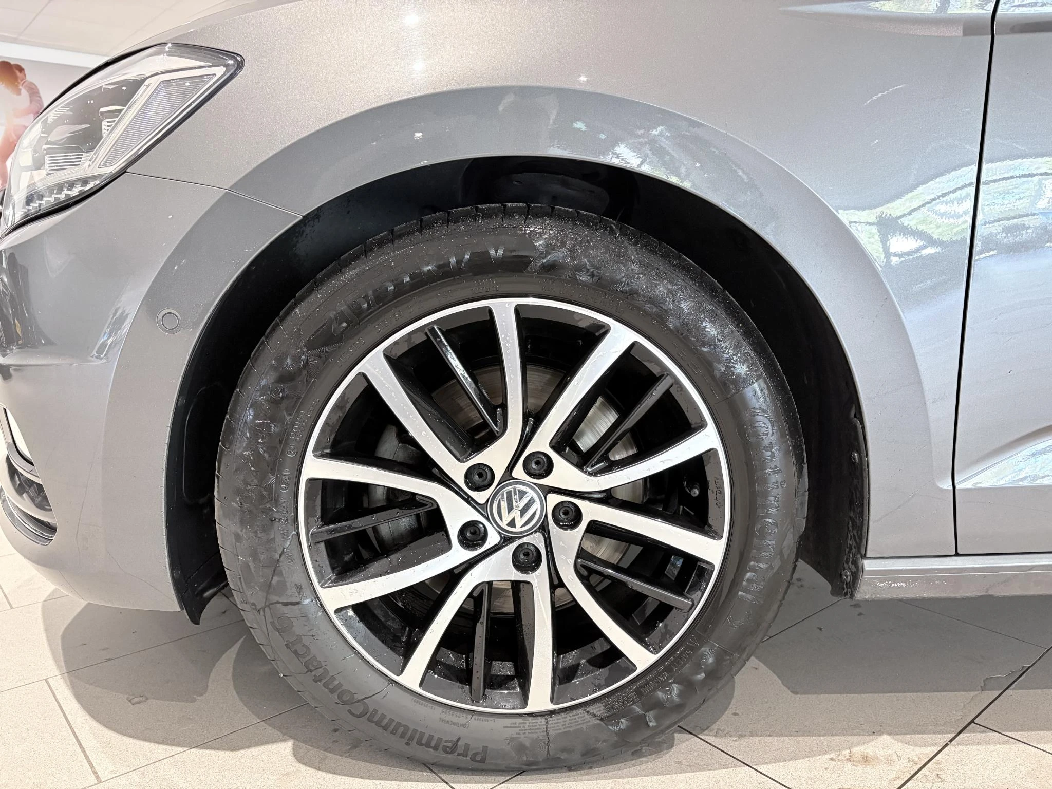 Volkswagen-Touran-image-1