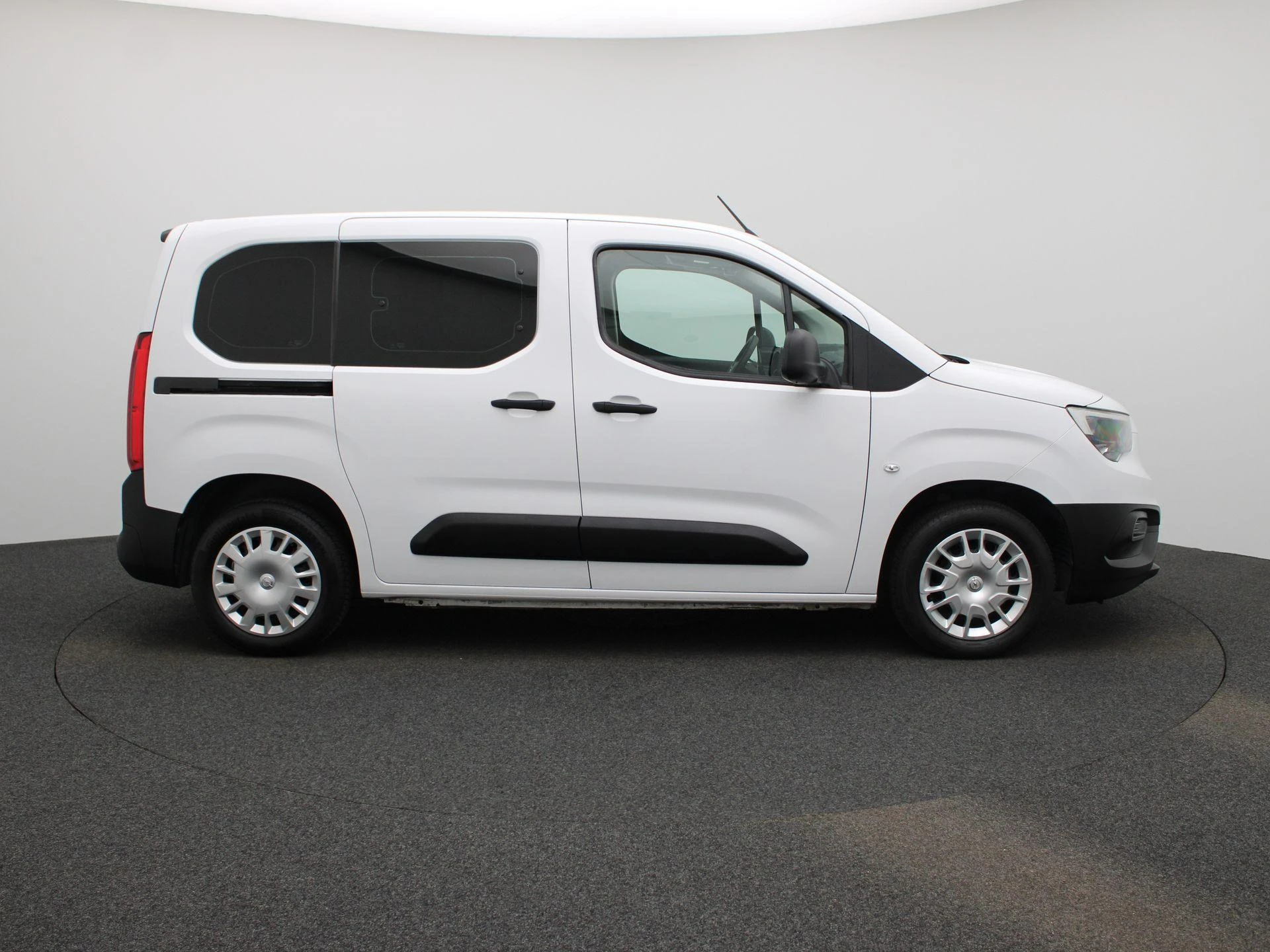Opel-Combo Life-image-6