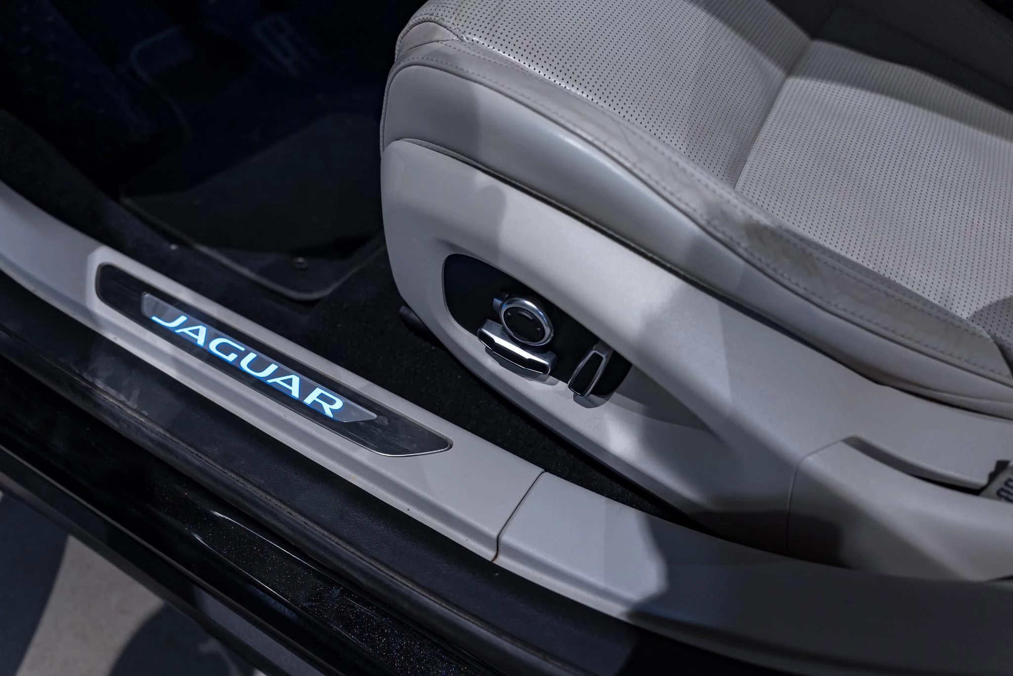 Jaguar-I-PACE-image-25