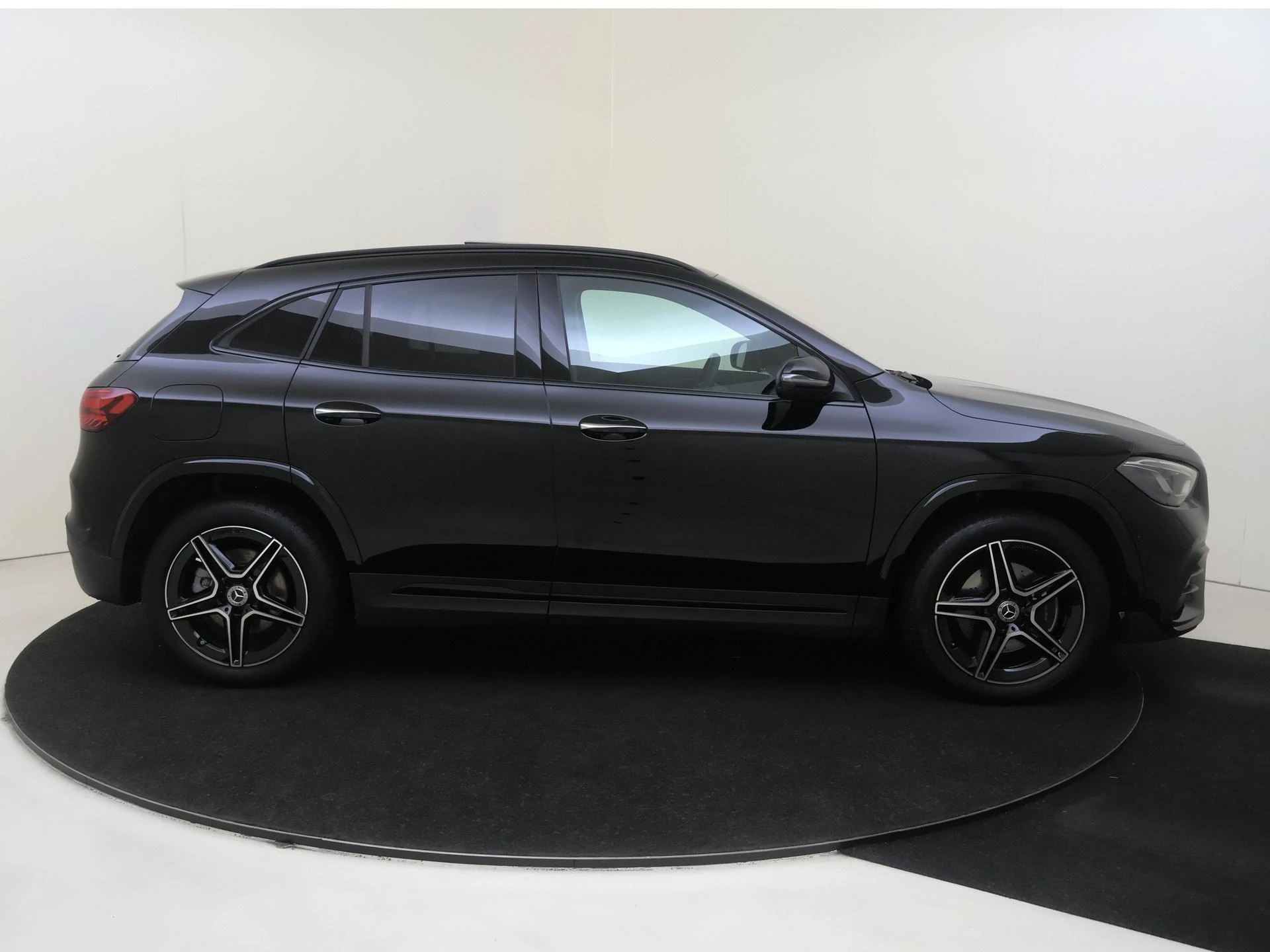 Mercedes-Benz-GLA-image-9