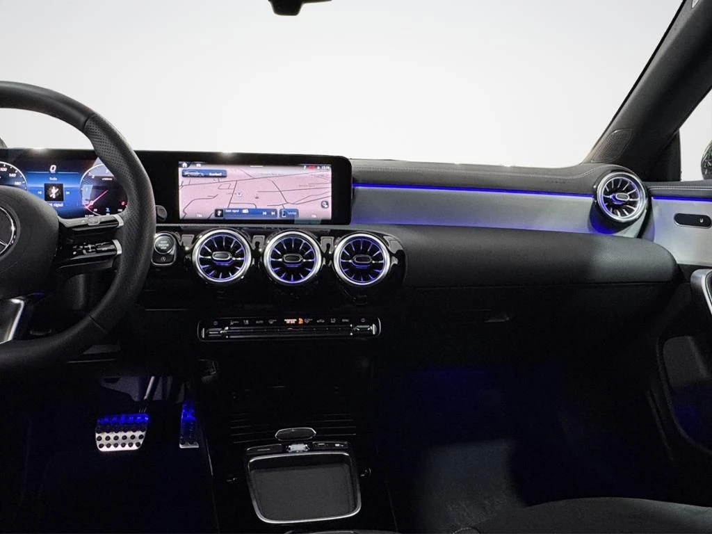 Mercedes-Benz-CLA 200 d-image-17