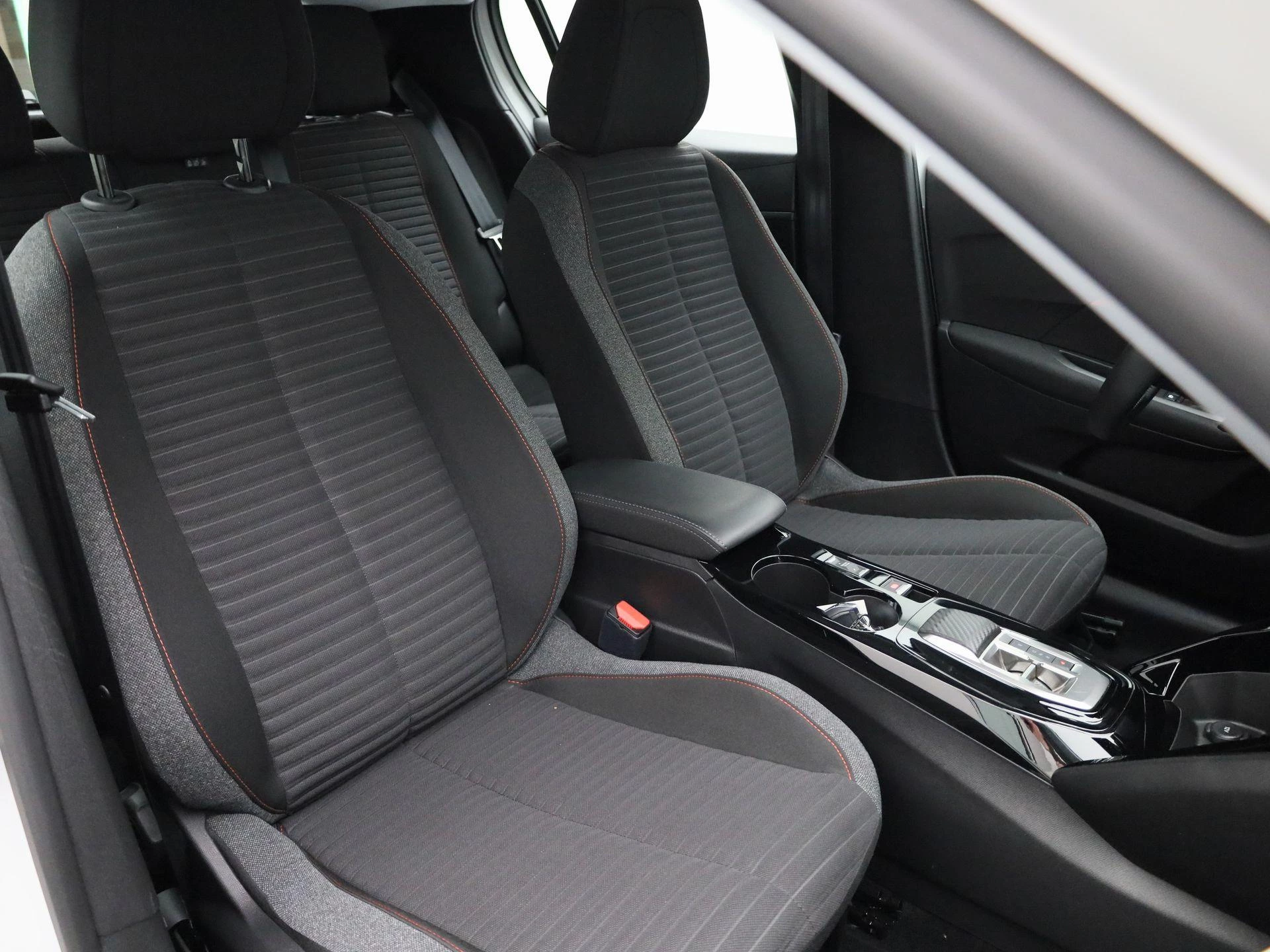 Peugeot-e-208-image-36