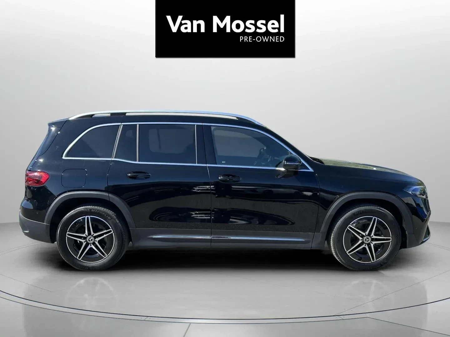 Mercedes-Benz-EQB-image-3