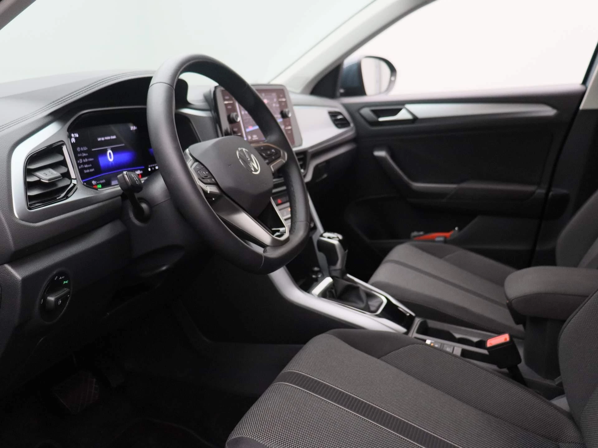 Volkswagen-T-Roc-image-26