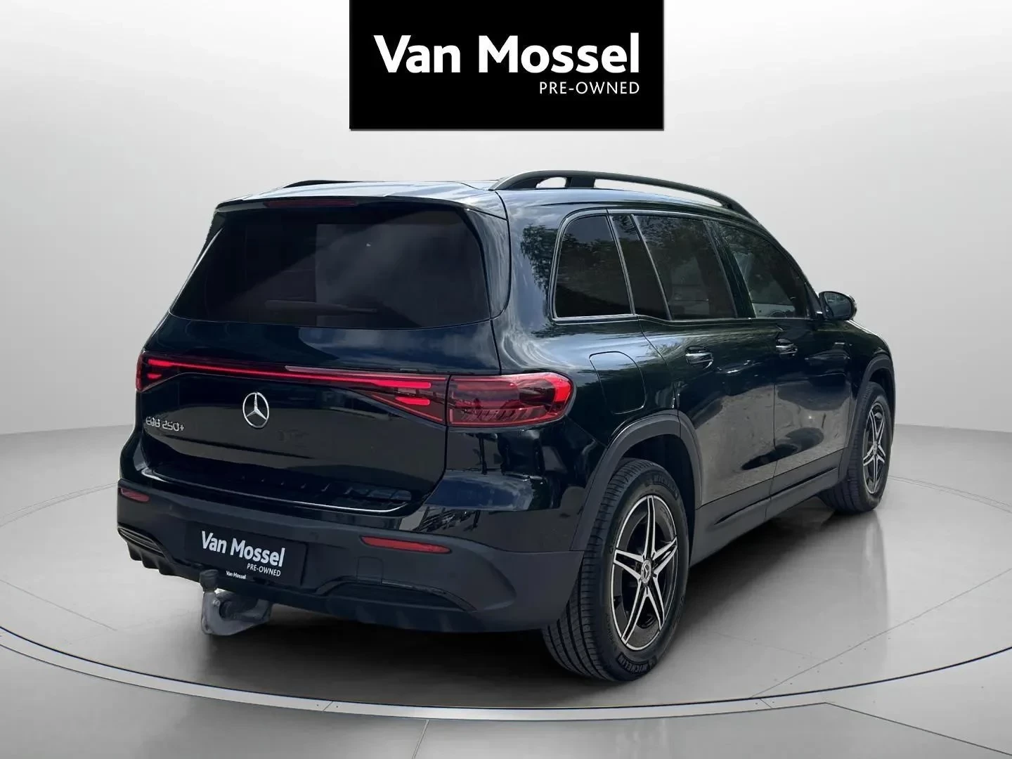 Mercedes-Benz-EQB-image-4