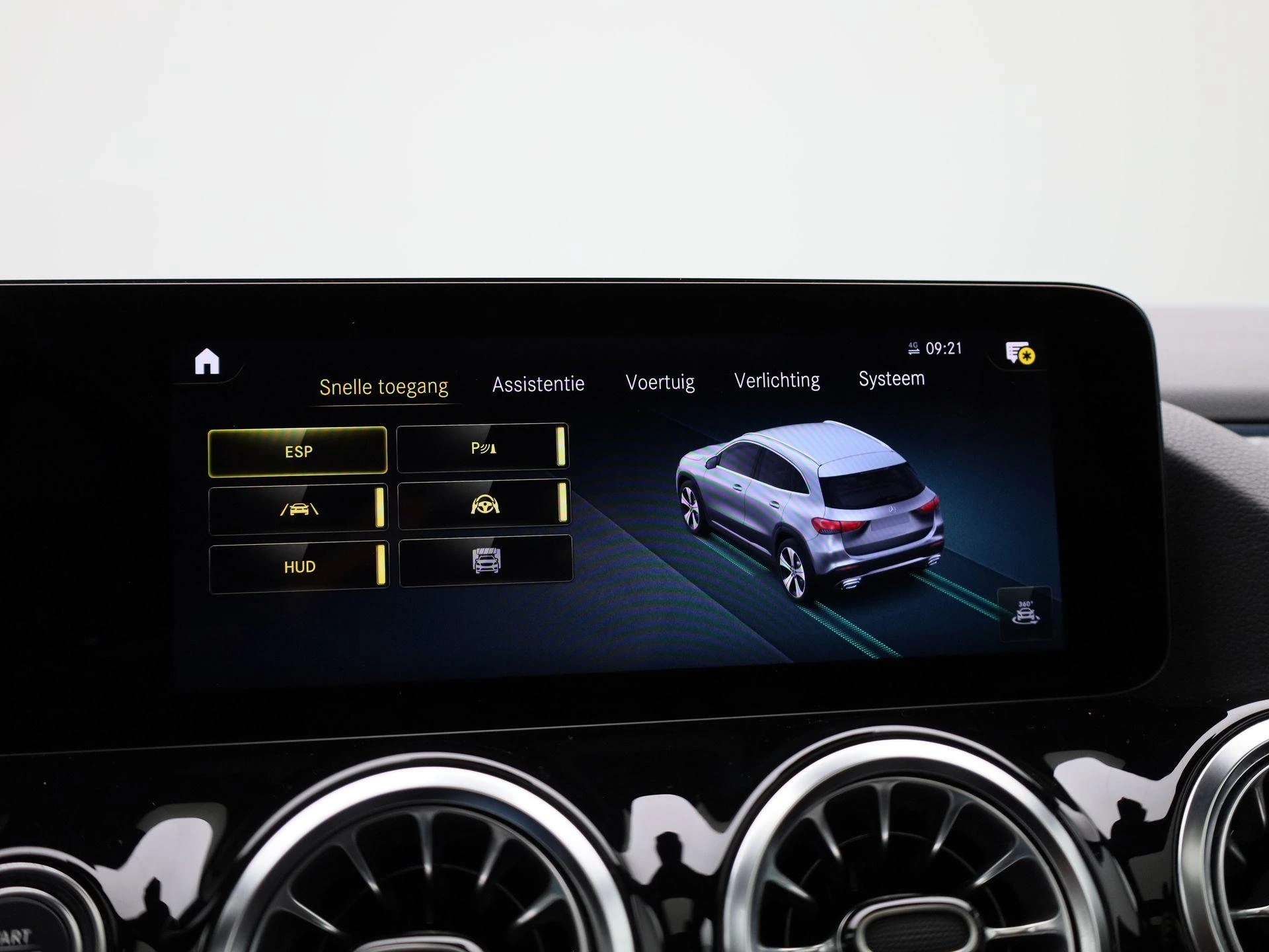 Mercedes-Benz-GLA-image-29