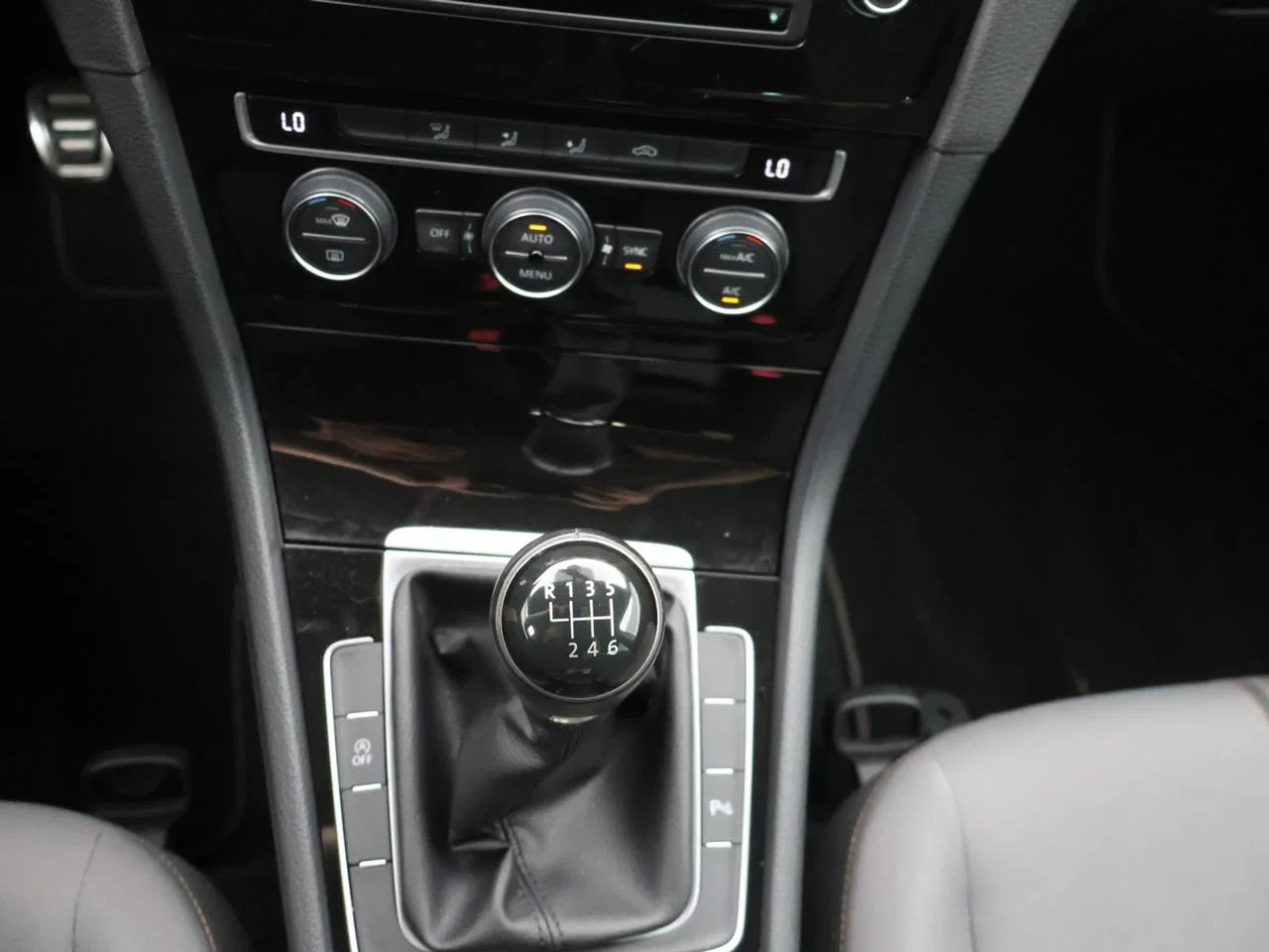 Volkswagen-Golf-image-18