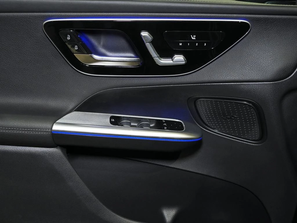 Mercedes-Benz-GLC 300 d-image-9