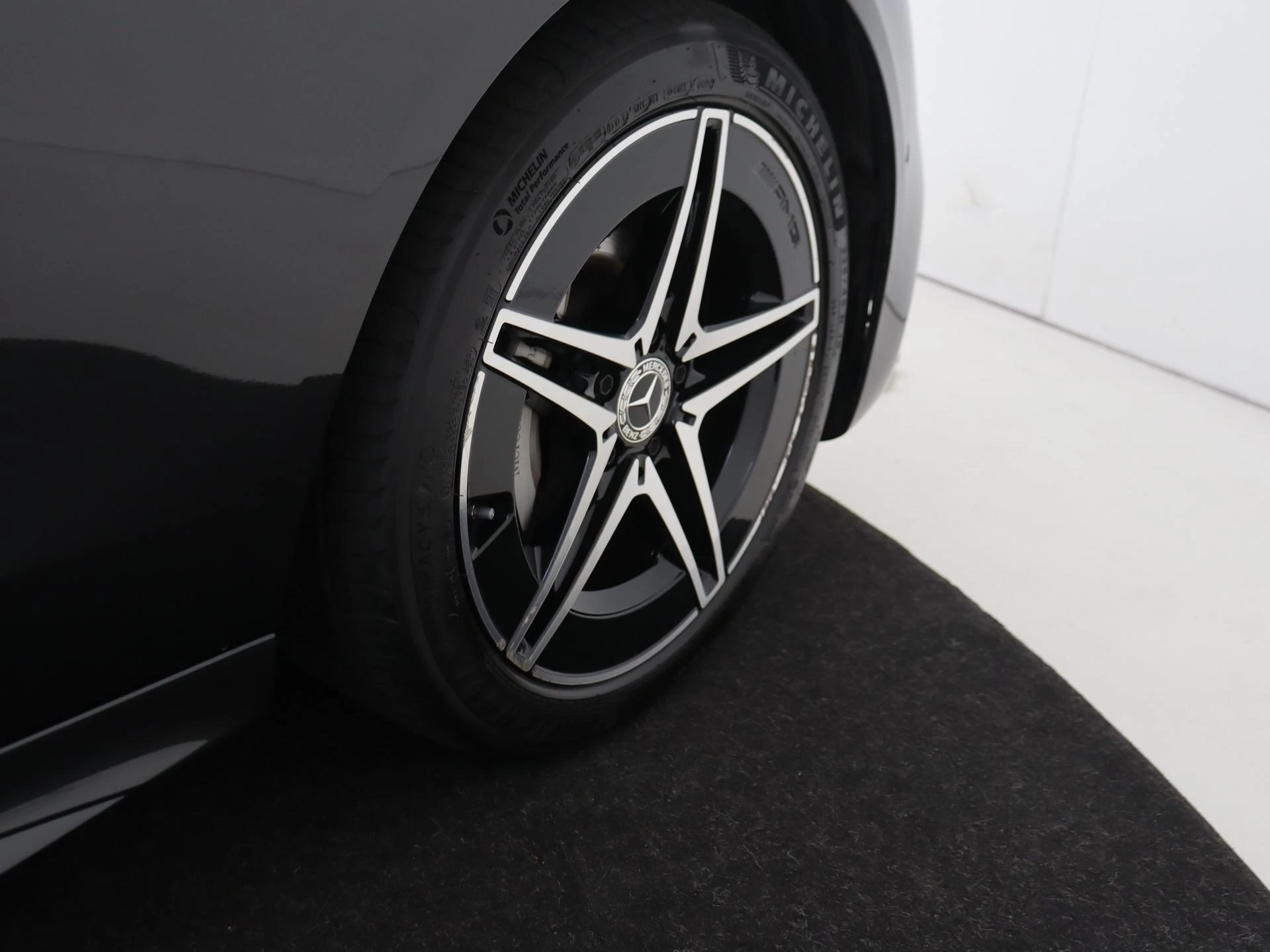 Mercedes-Benz-C-Klasse-image-9