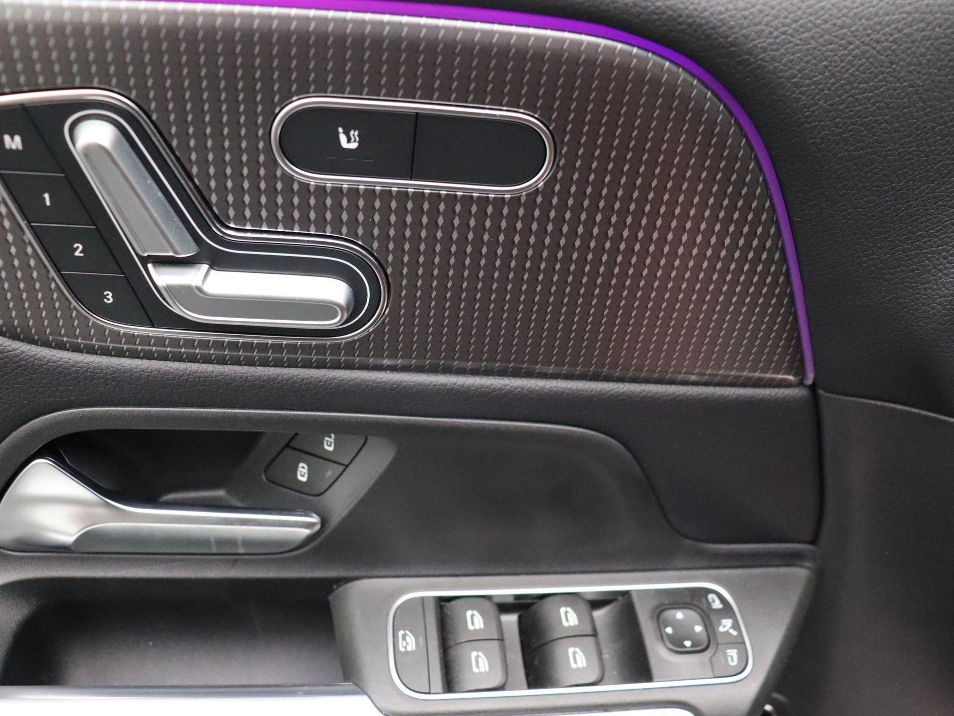Mercedes-Benz GLB 180 d Business Solution + MULTIBEAM LED + PANO DAK + CARPLAY + LEDER +