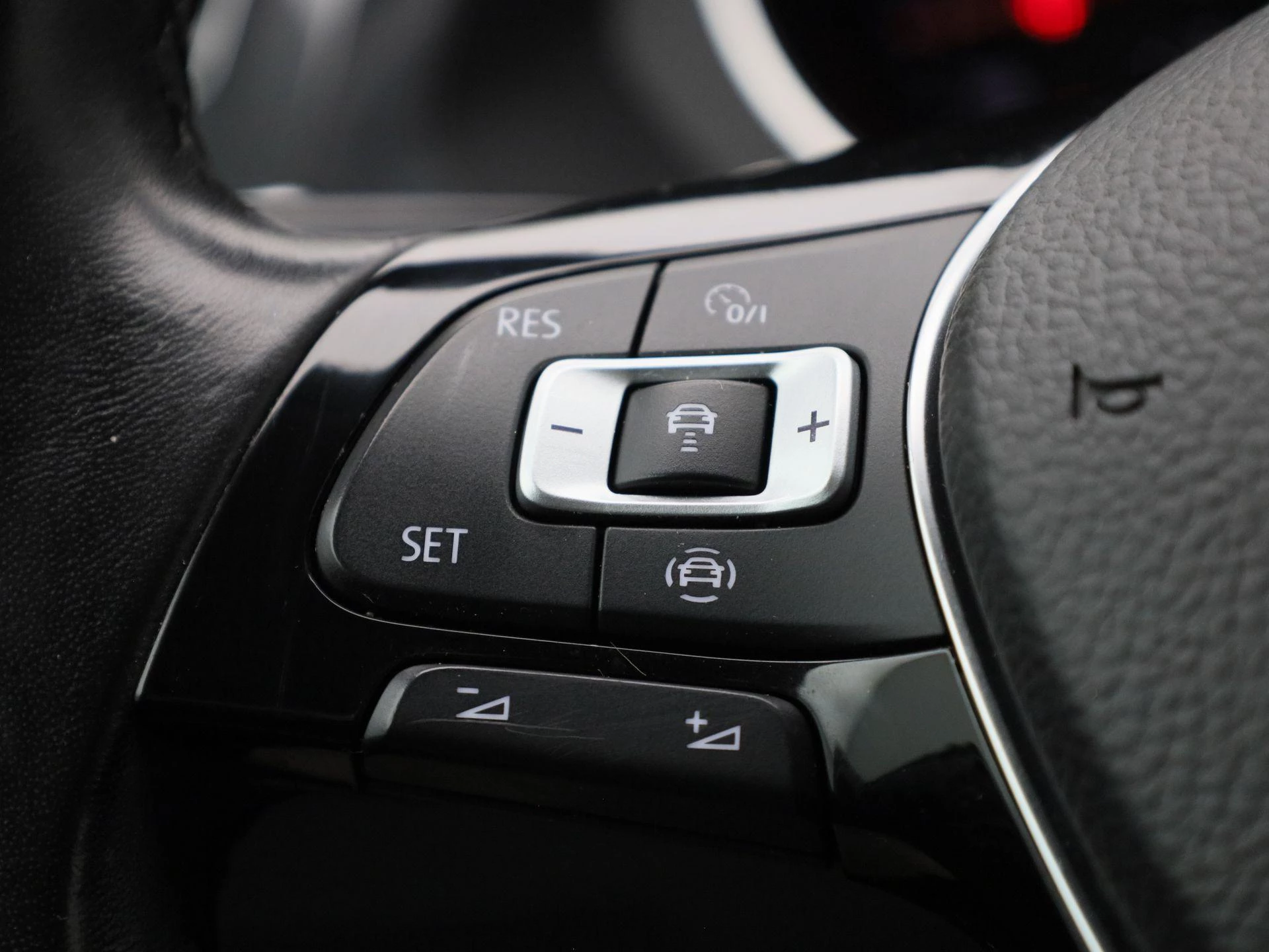 Volkswagen-Tiguan-image-18