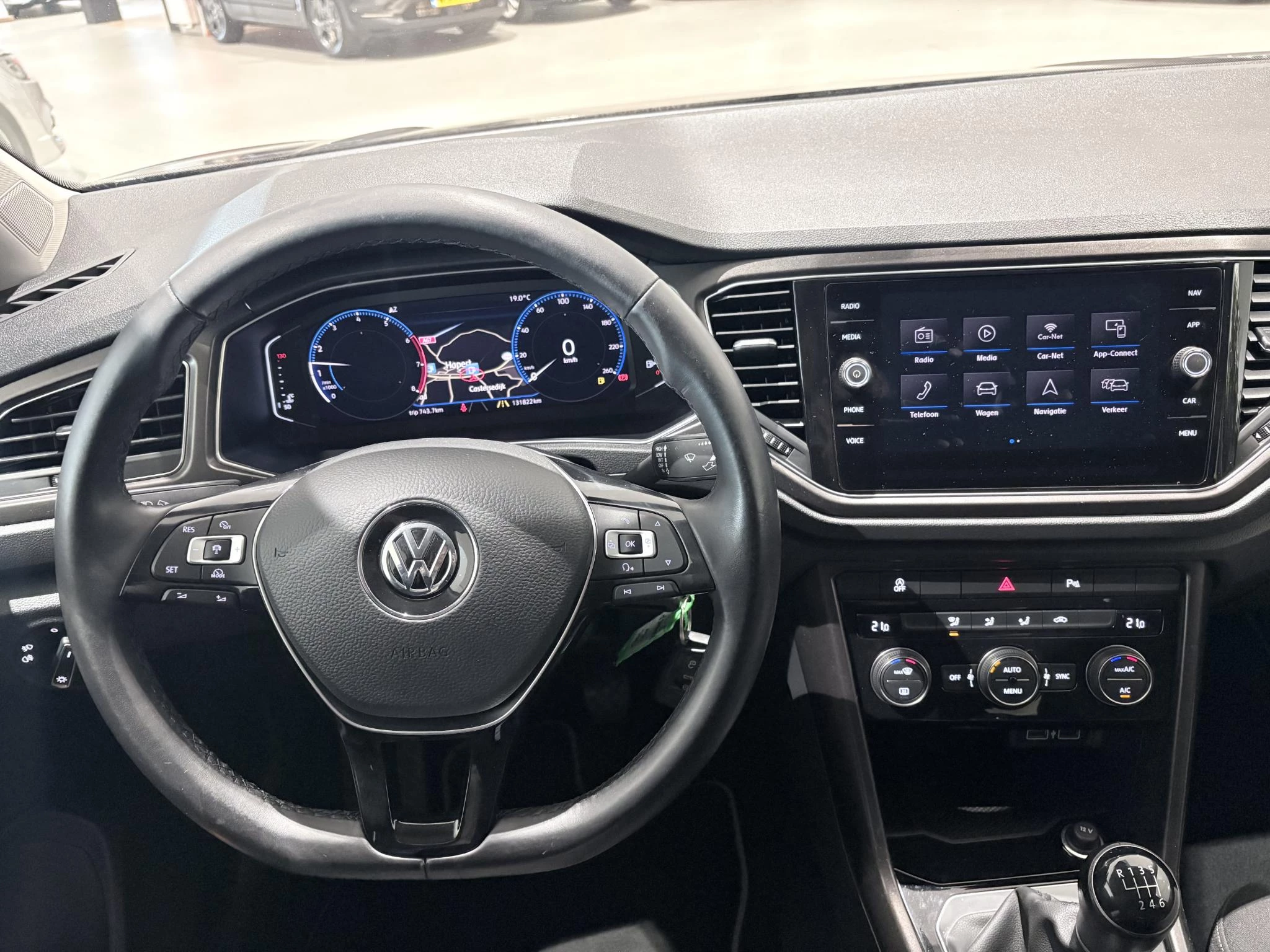 Volkswagen-T-Roc-image-17