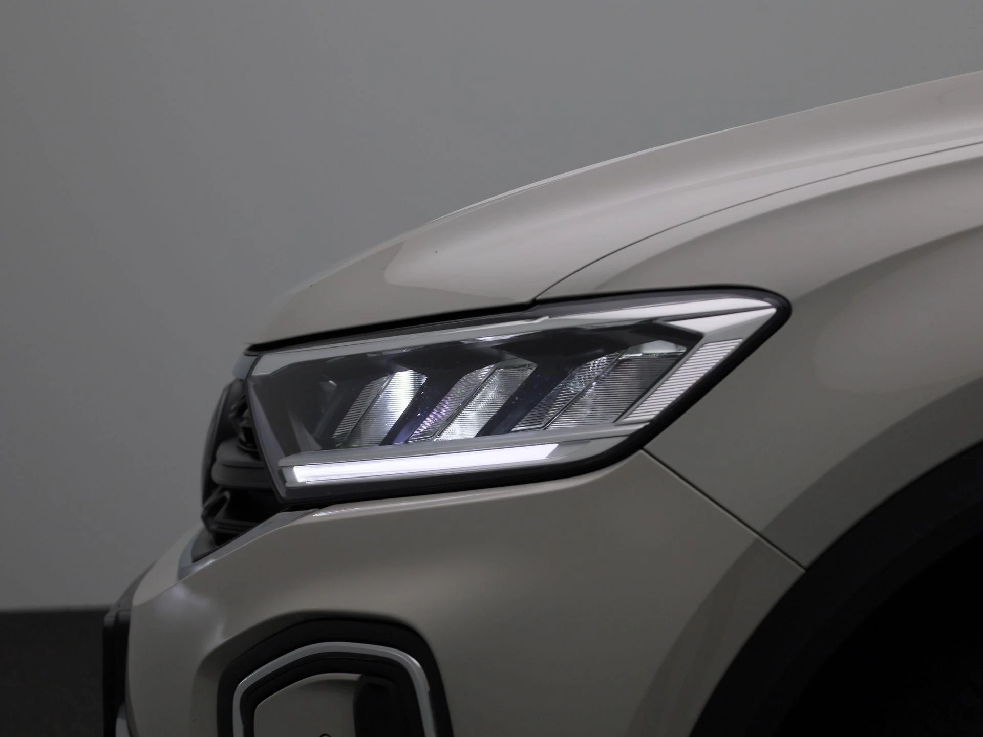 Volkswagen-T-Roc-image-14