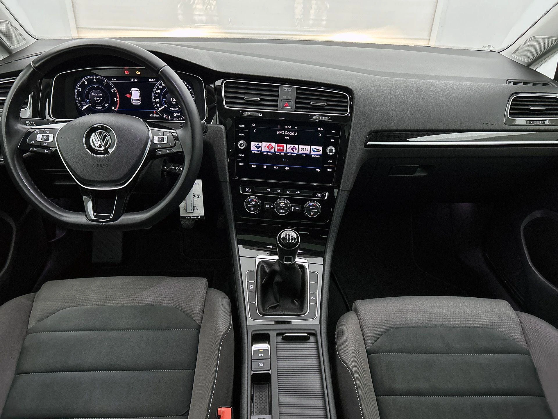 Volkswagen-Golf-image-16