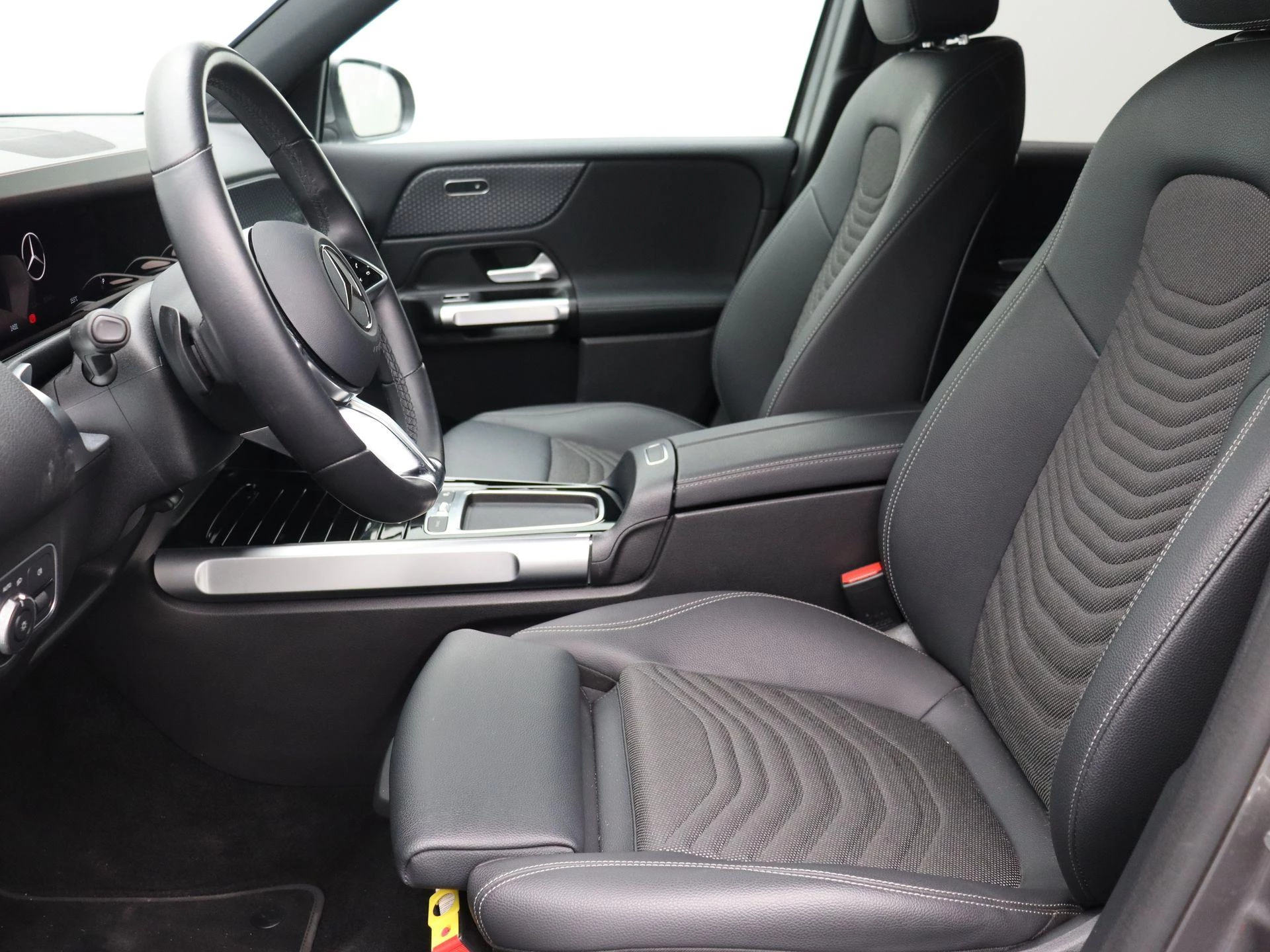 Mercedes-Benz-EQB-image-14