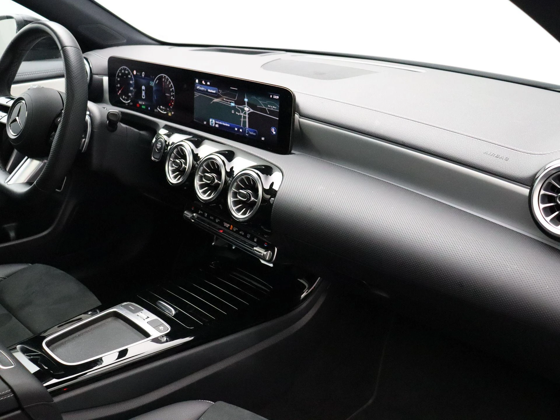 Mercedes-Benz-CLA-image-28
