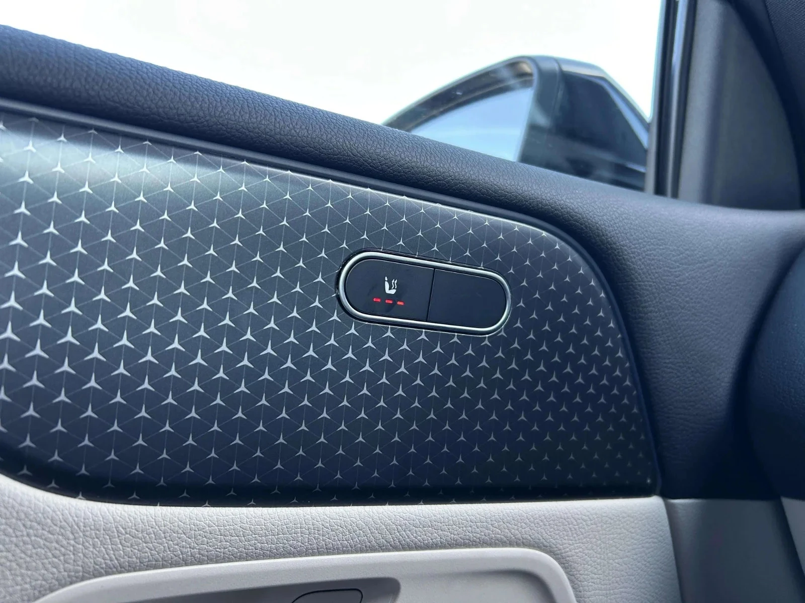 Mercedes-Benz-EQB-image-10