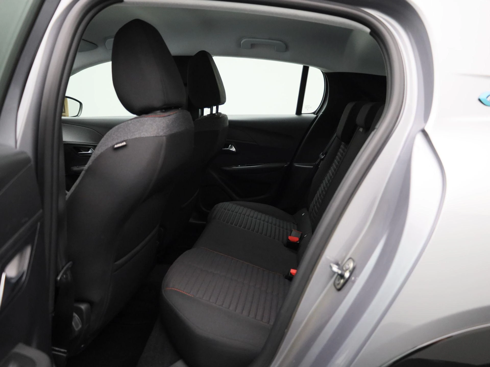 Peugeot-e-208-image-9