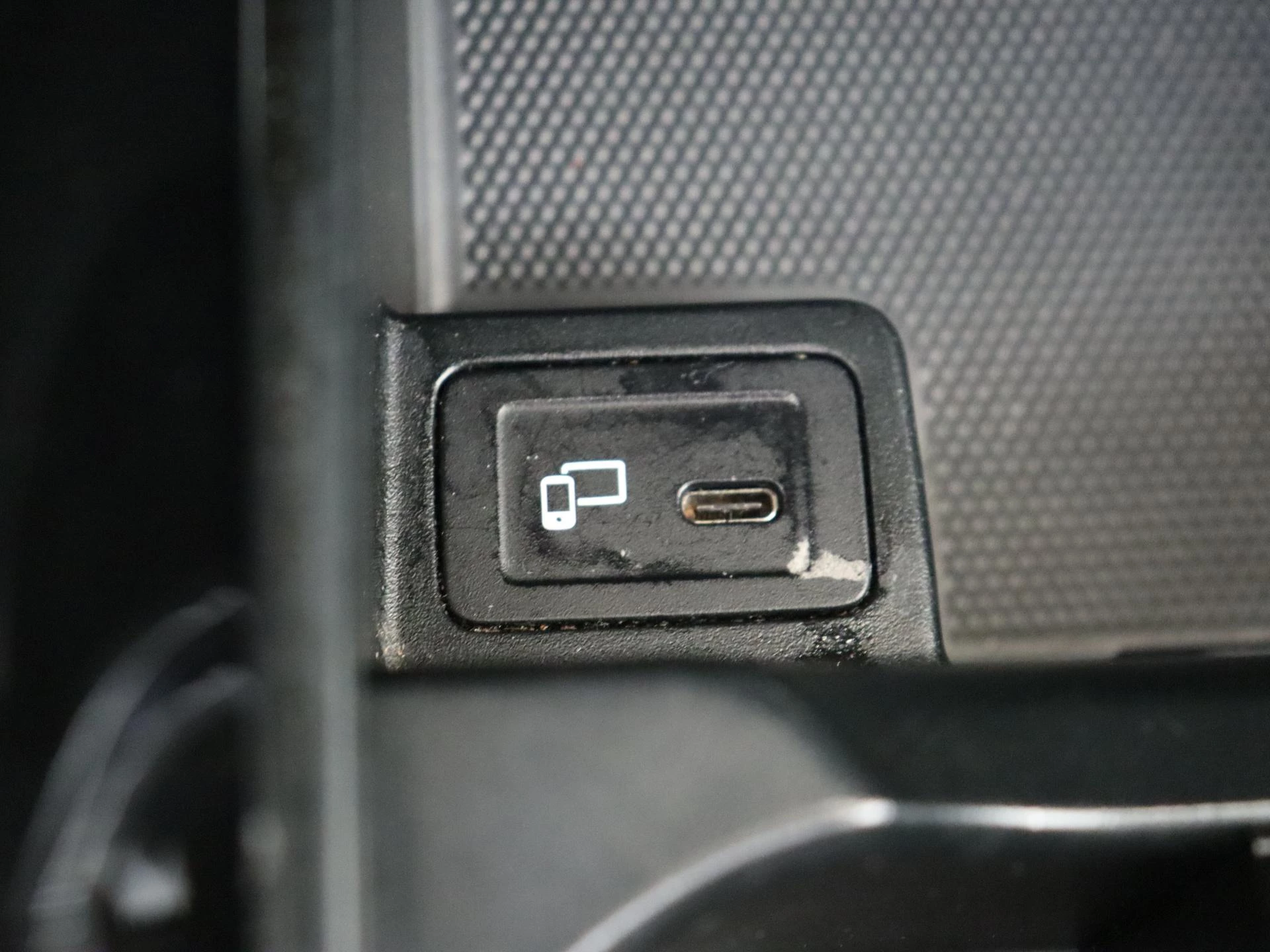 Mercedes-Benz-GLA-image-22