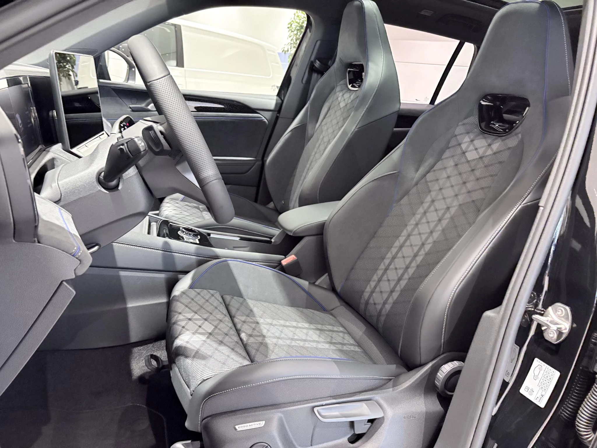 Volkswagen-Tiguan-image-12