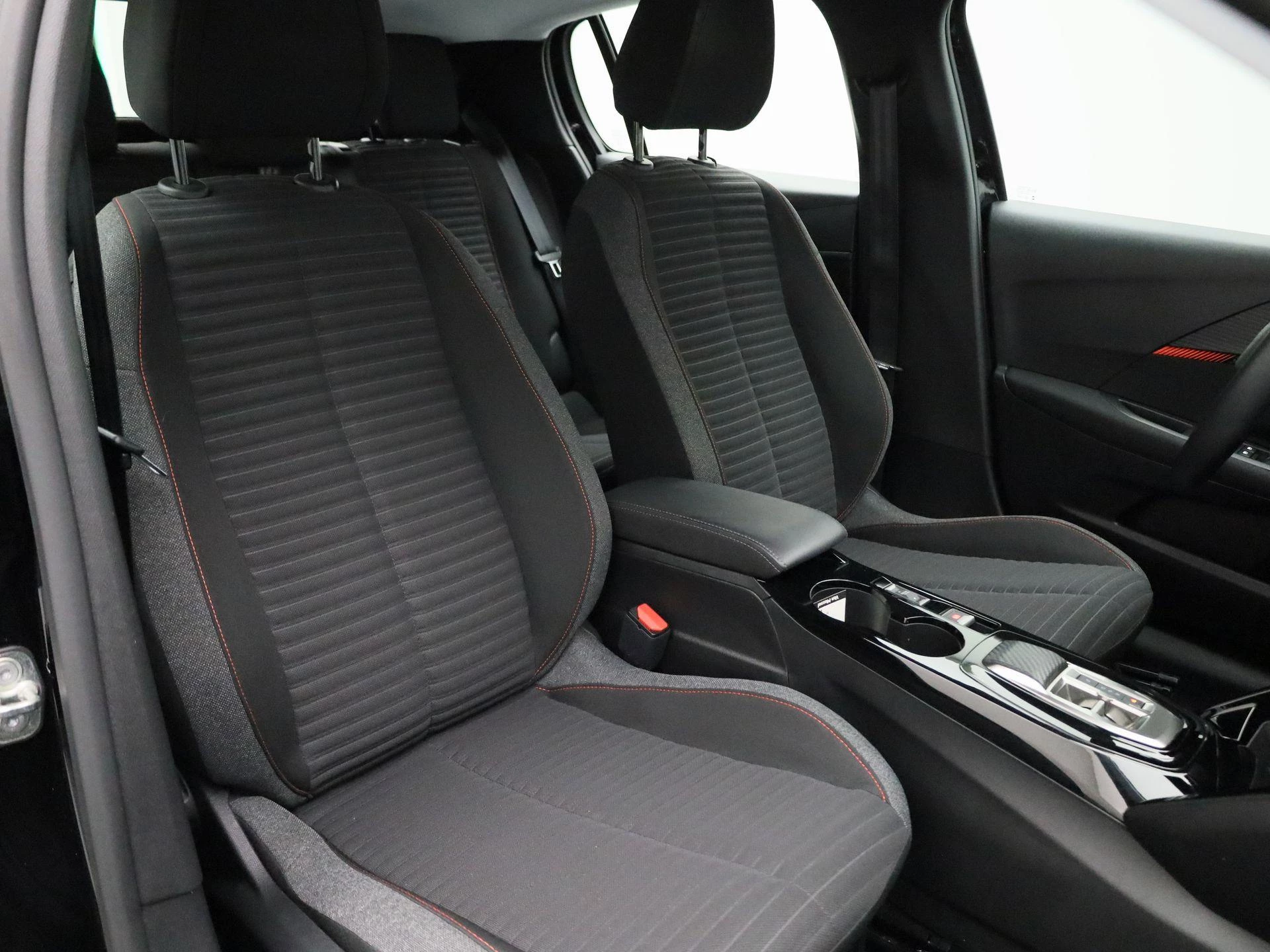 Peugeot-e-208-image-34