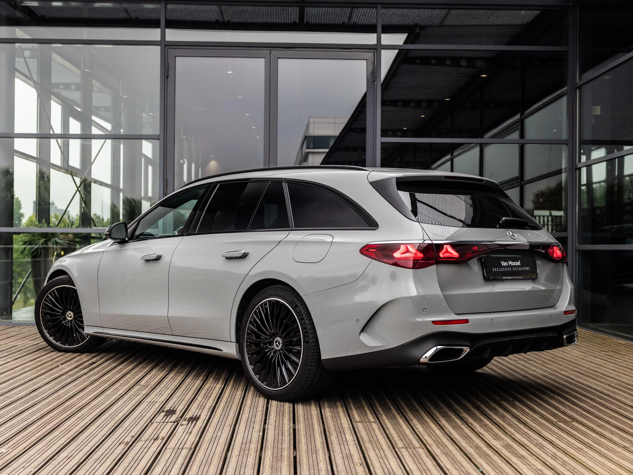 Mercedes-Benz-E-Klasse-image-4