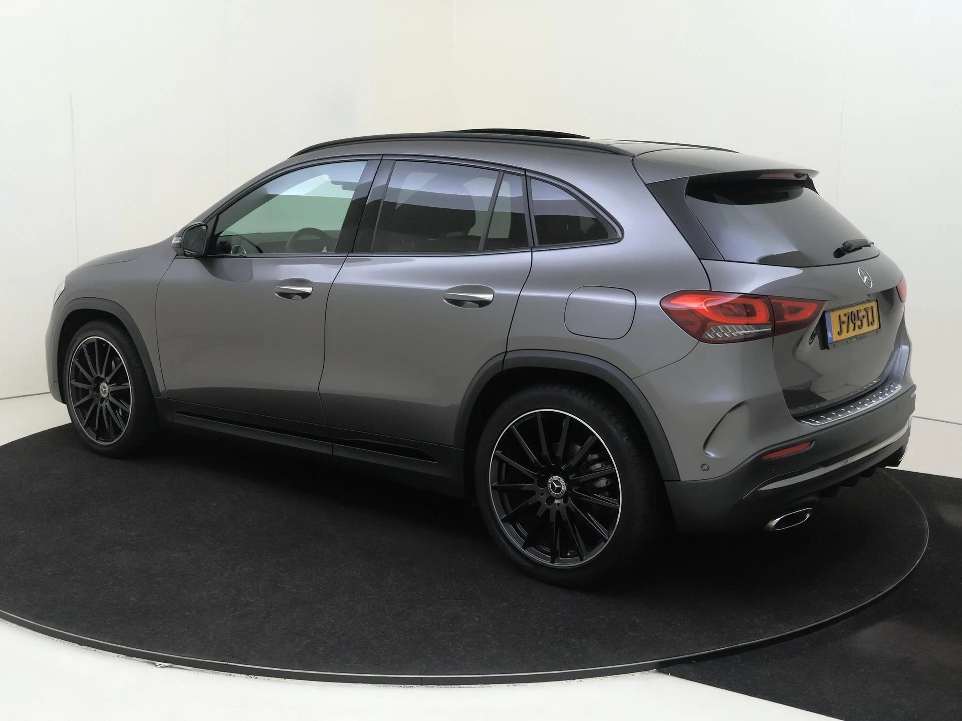 Mercedes-Benz-GLA-image-5