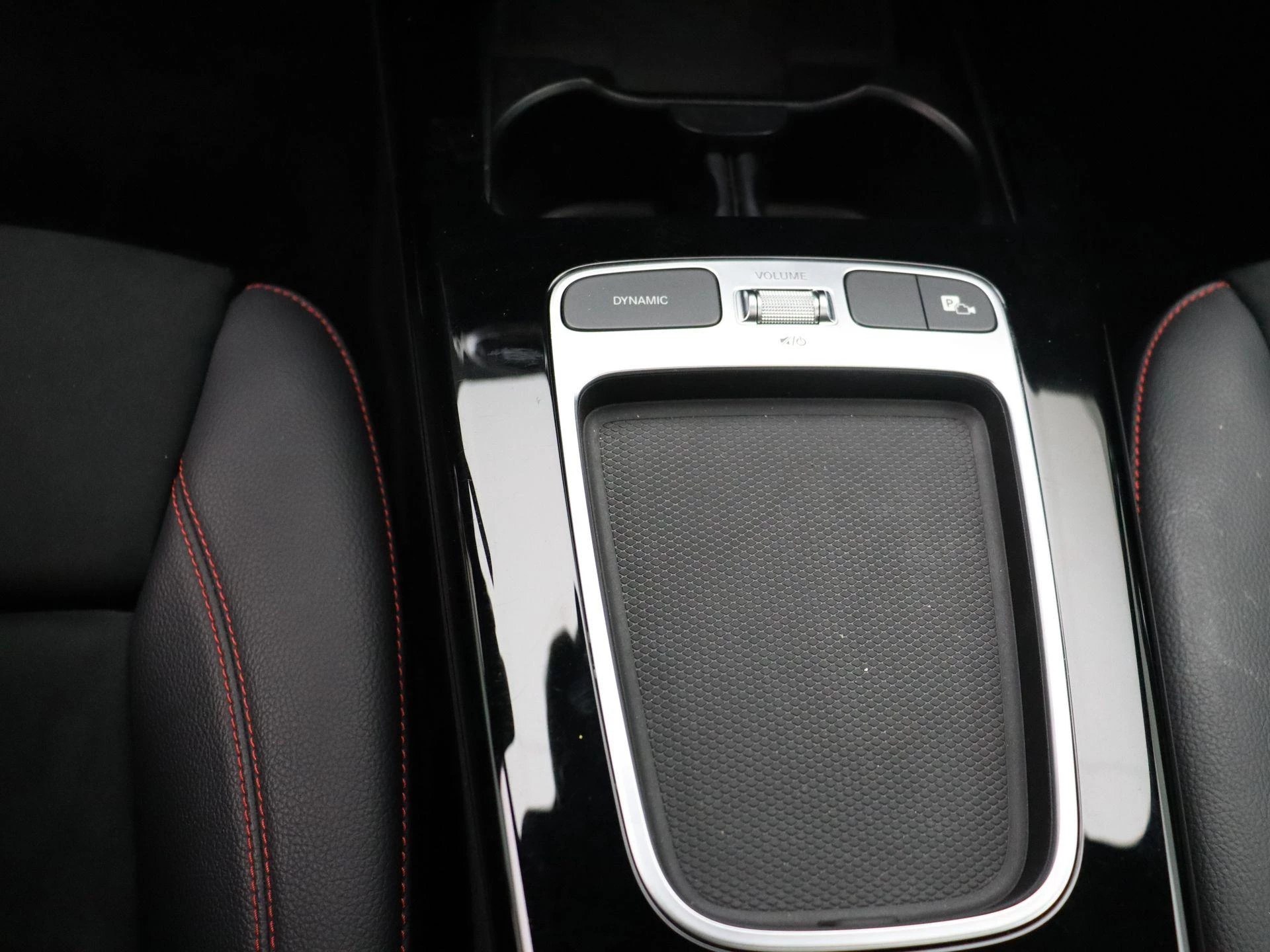 Mercedes-Benz A-Klasse 180 Sedan AMG Line + PANO DAK + MULTIBEAM LED + CARPLAY +
