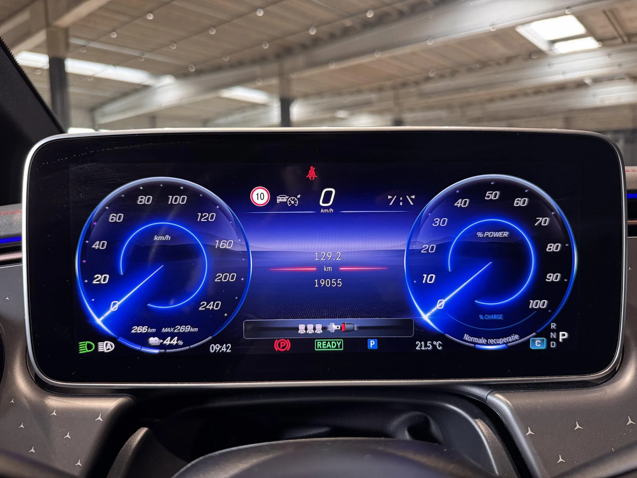 Mercedes-Benz-EQE-image-9