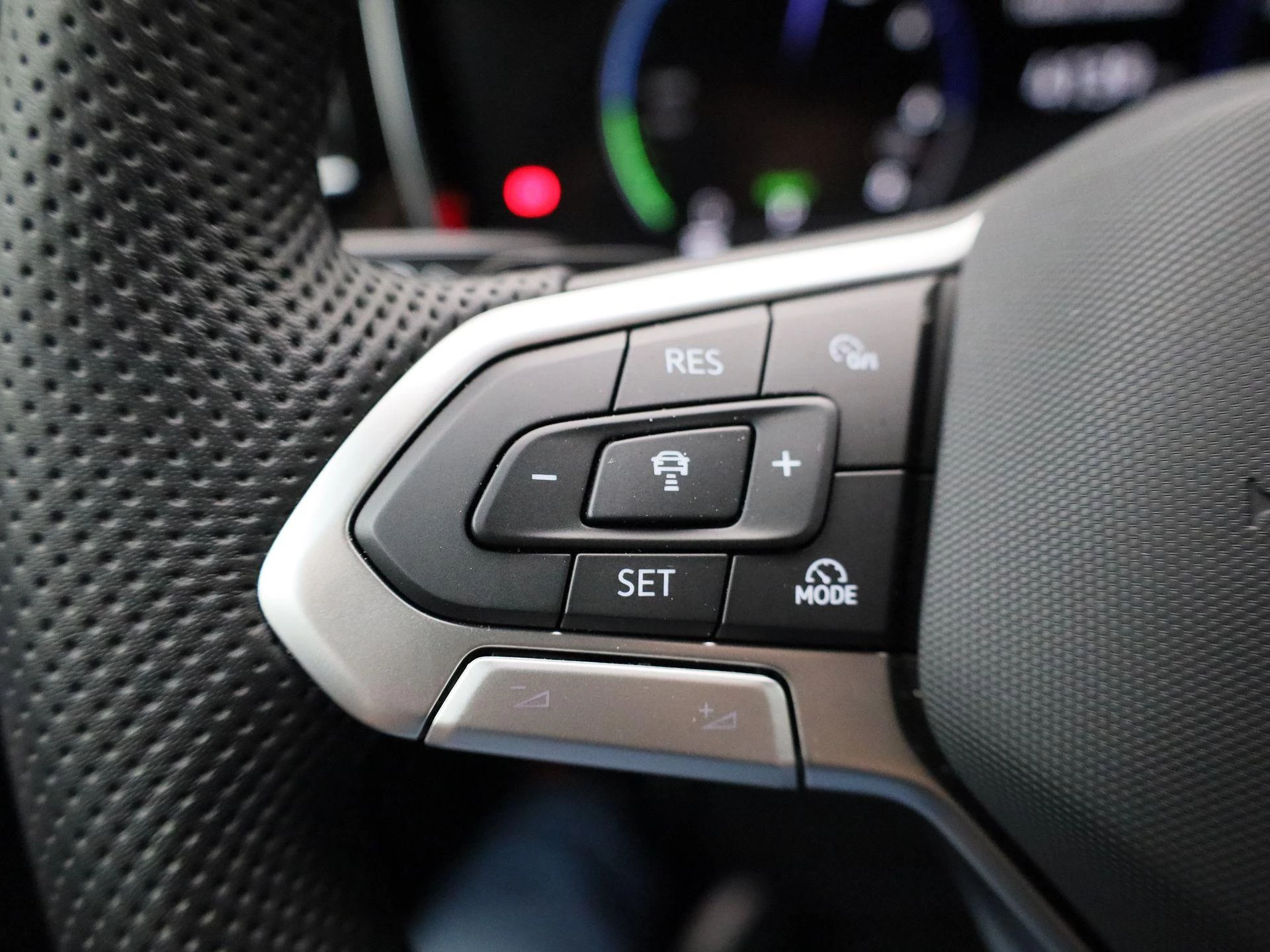 Volkswagen-Touareg-image-23