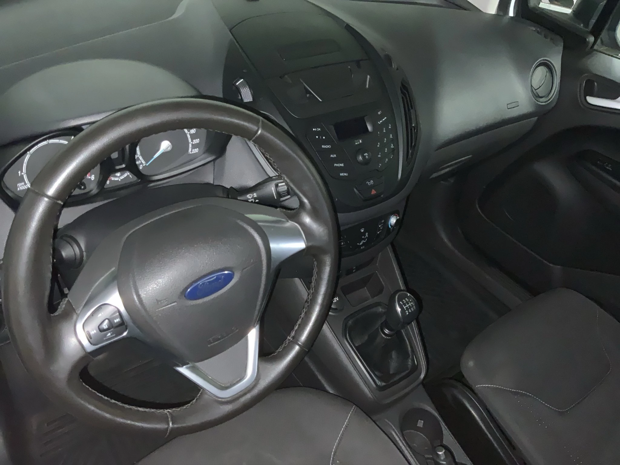 Ford-Transit Courier-image-2