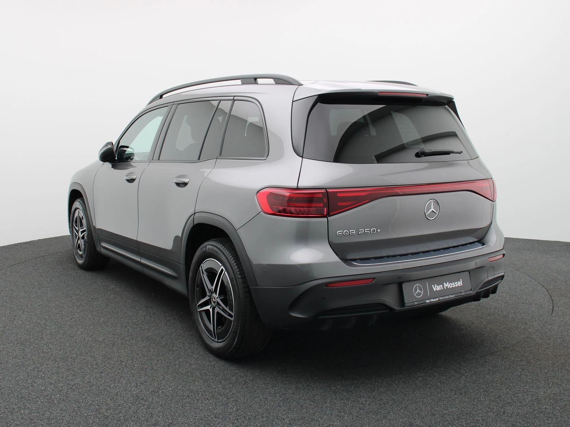 Mercedes-Benz-EQB-image-1