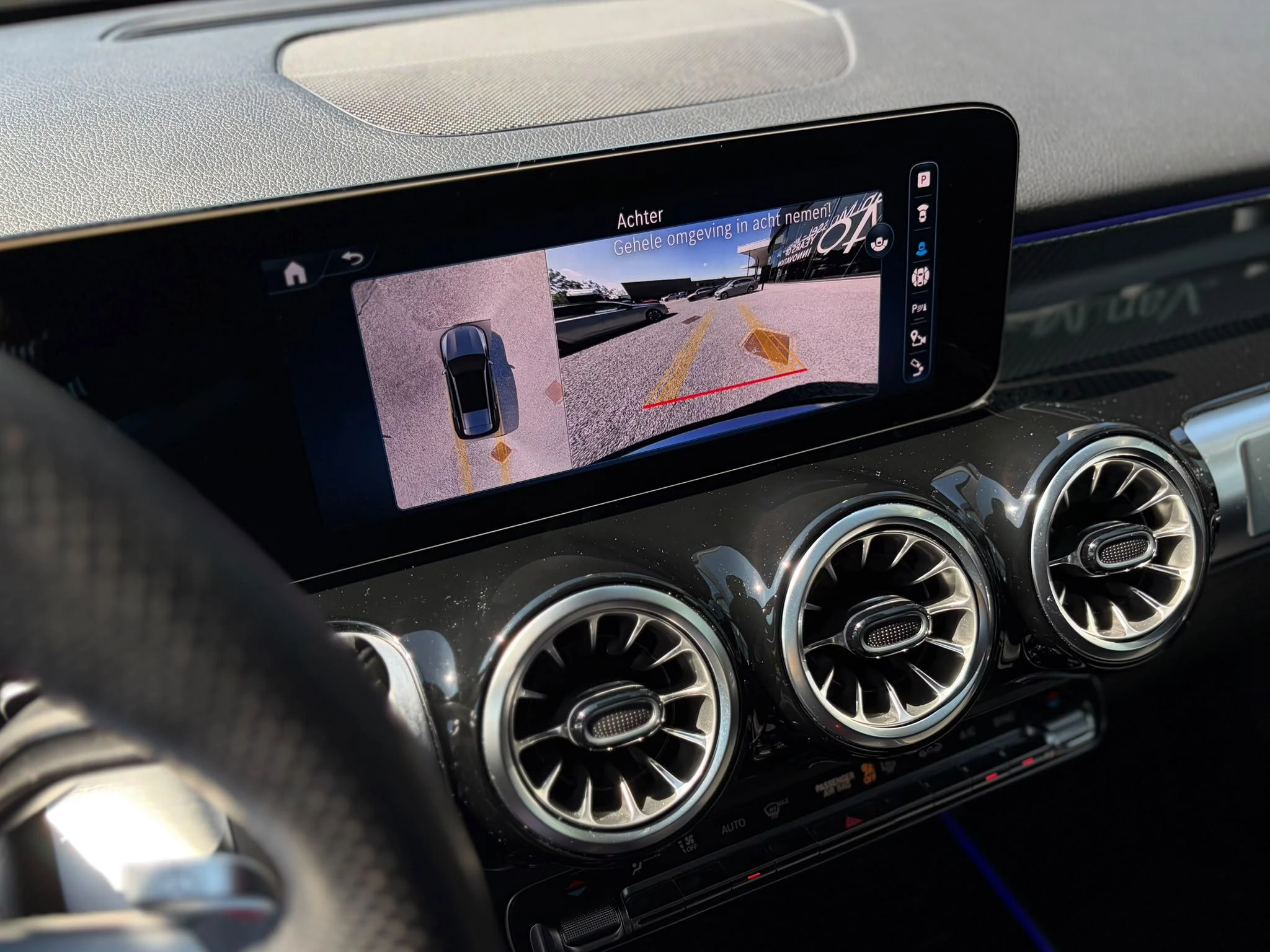 Mercedes-Benz GLB 180 AMG Line + PANO DAK + TREKHAAK + CARPLAY + SURROUND VIEW +